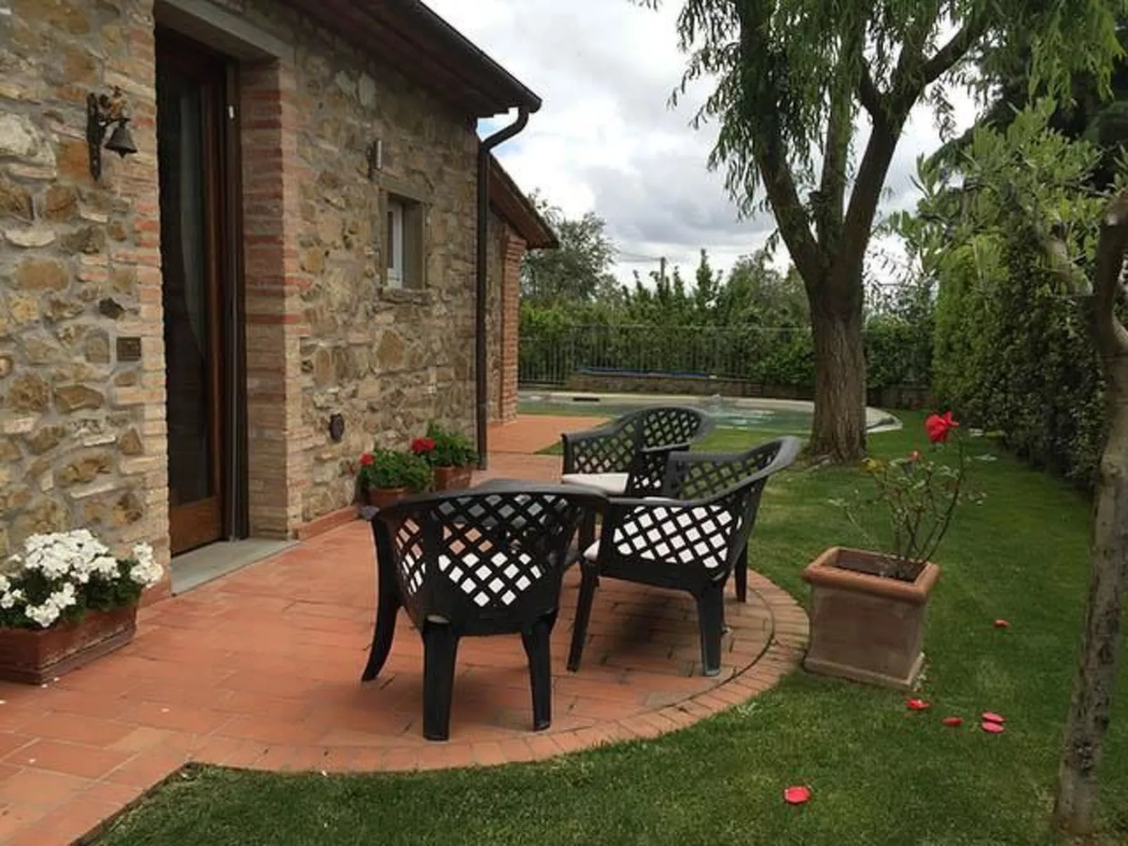 Gemütliches Ferienhaus mit Privatem Pool-Buiten