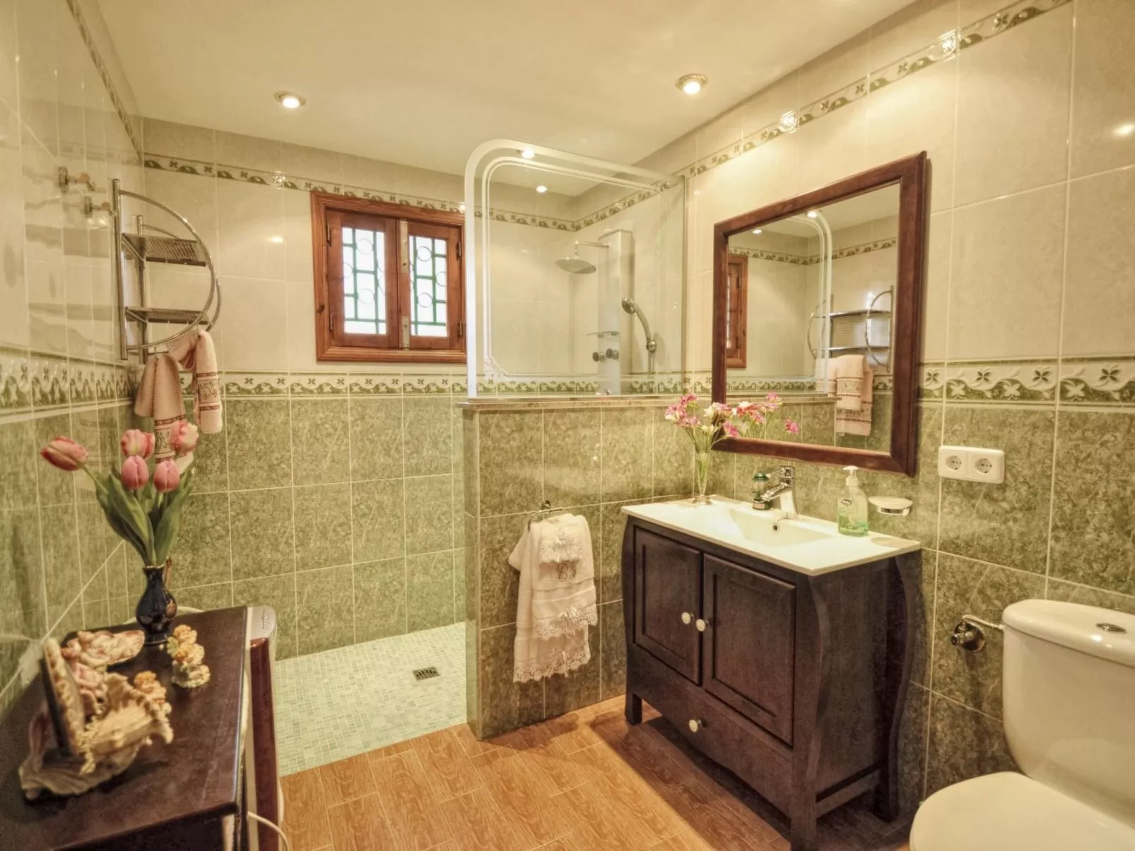 Schöne Villa mit Pool und Garten-Image-tags.info