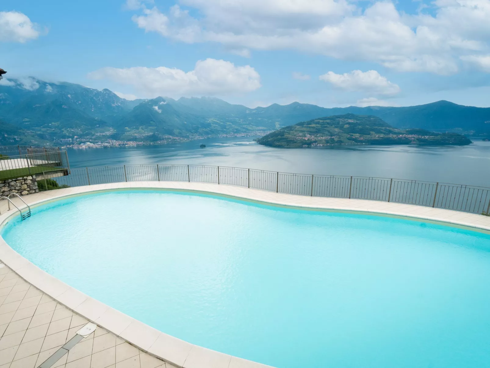 Serafino - Terrasse und Pool am Iseosee-Buiten