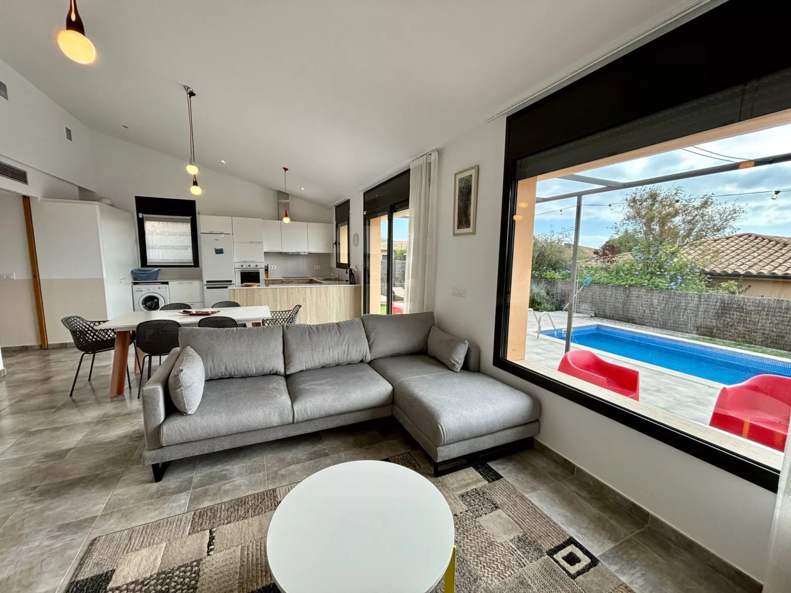 Lichtdurchflutete Ferienvilla mit Pool-Binnen