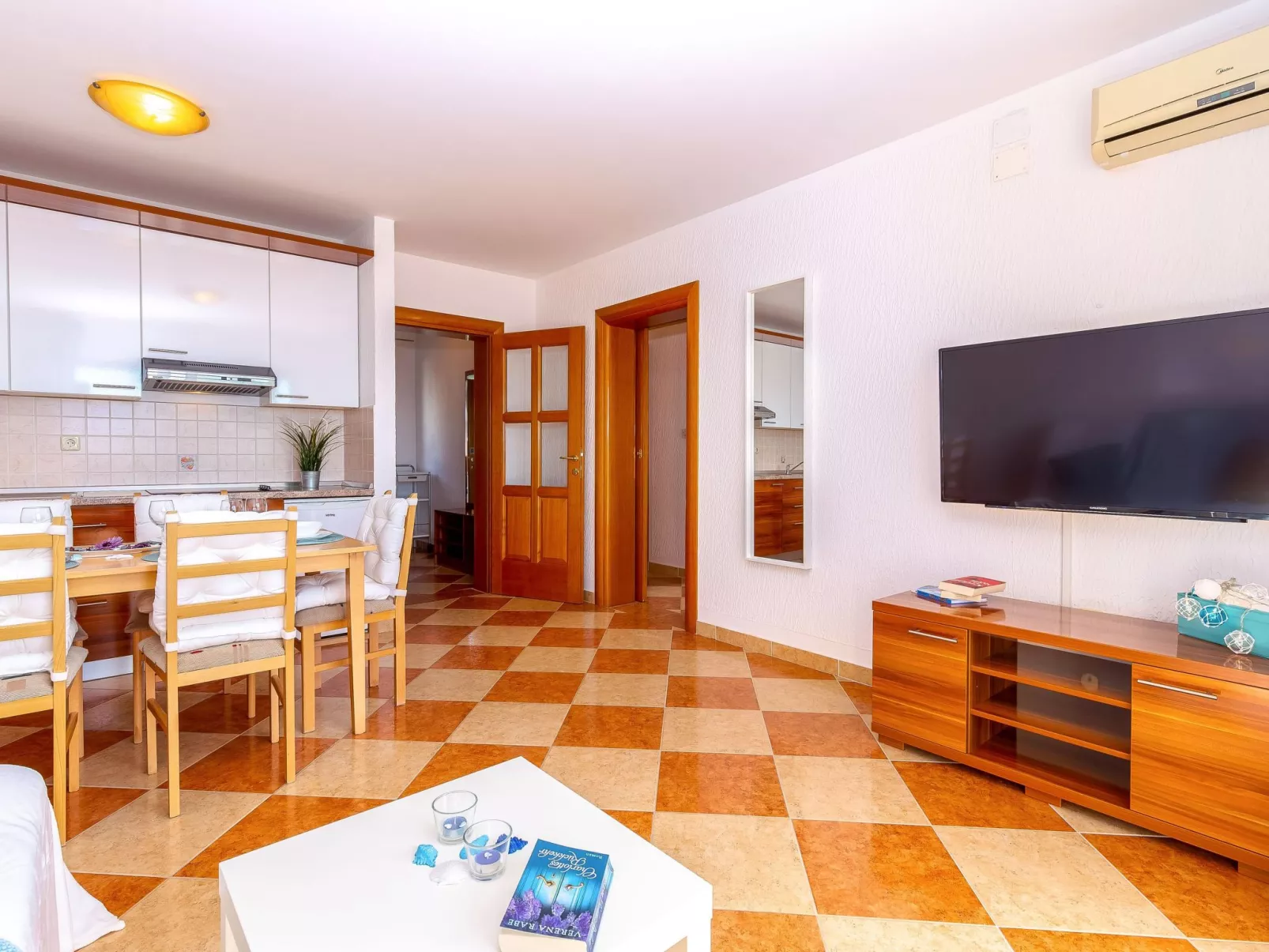 Wohnung "Vila Marija" mit Gemeinschaftspool - Binnen