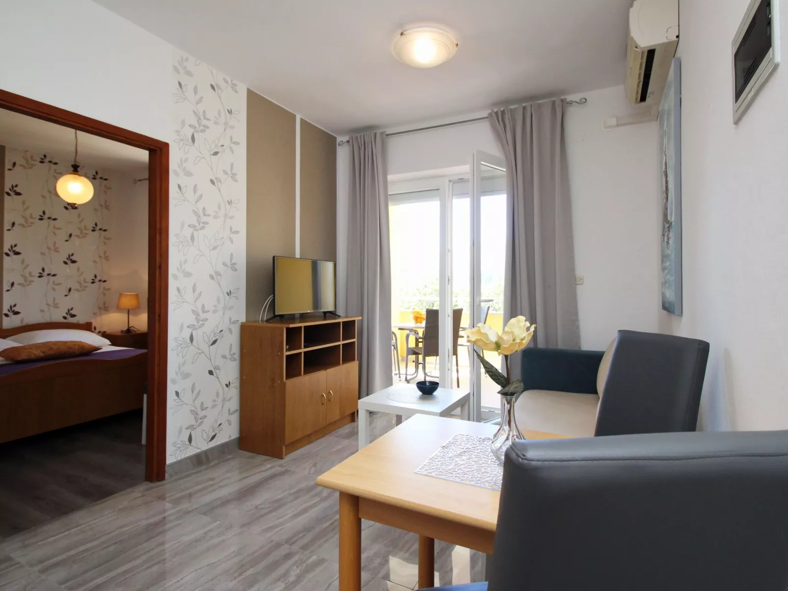 Modern eingerichtete Apartment für 4 Personen, Klimatisiert, freie Parkplatz un-Binnen