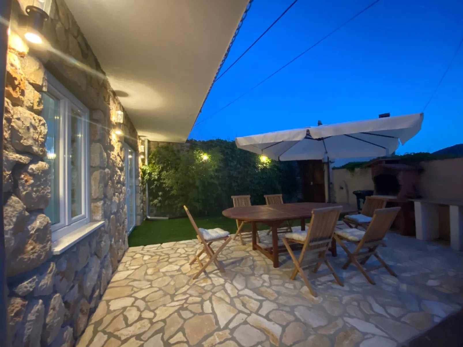 Großes Ferienhaus mit eigenem Pool und Terrasse-Buiten