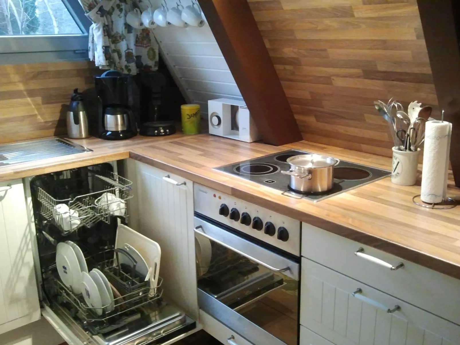 Unmittelbar hinter dem Deich gelegenes Nurdachhaus-Binnen