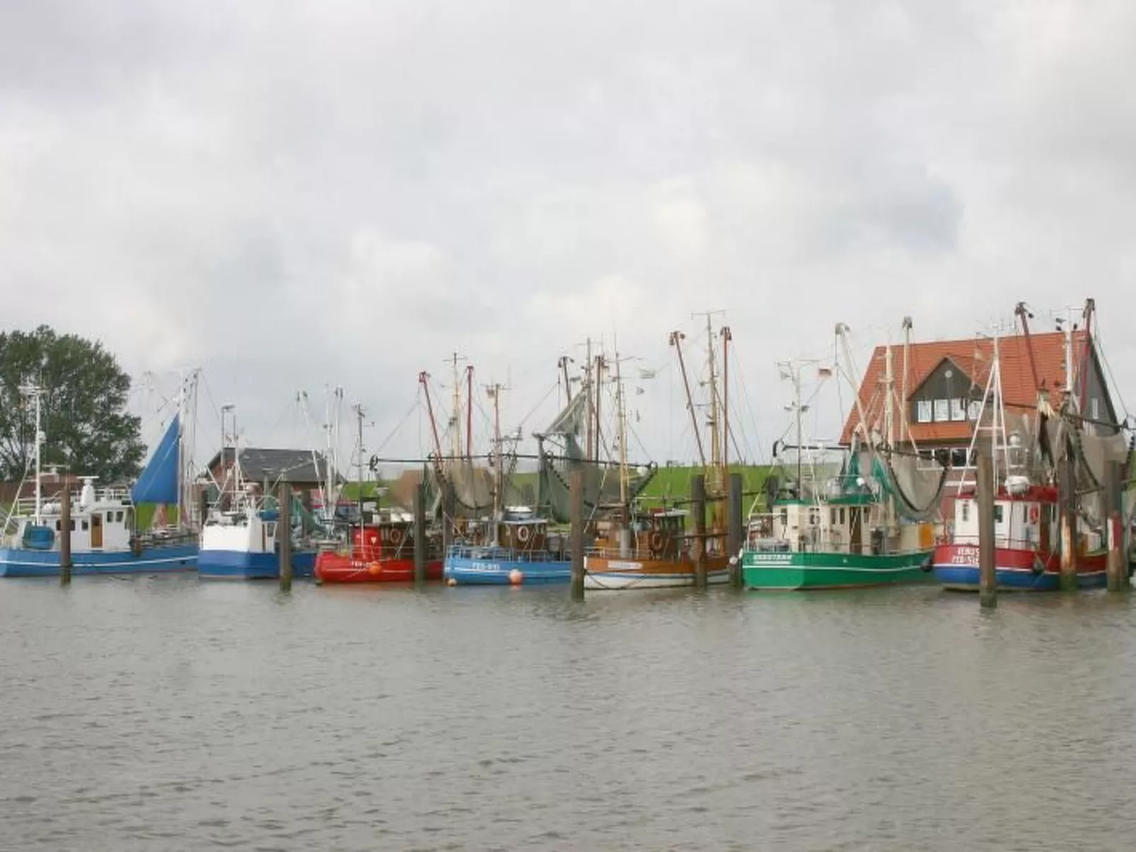 Mit Wintergarten und Garten am Deich-Buiten