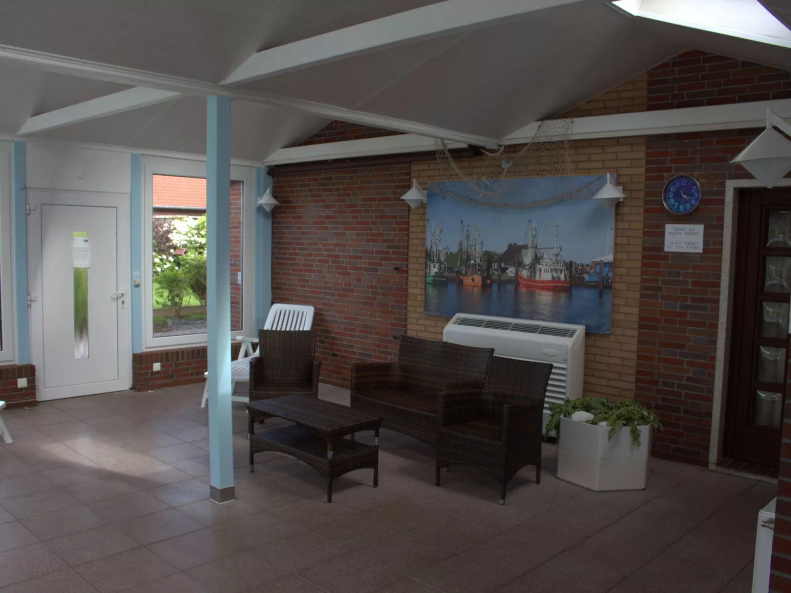 Geräumige Ferienwohnung in Burhave mit Grill, Garten und Pool-Buiten