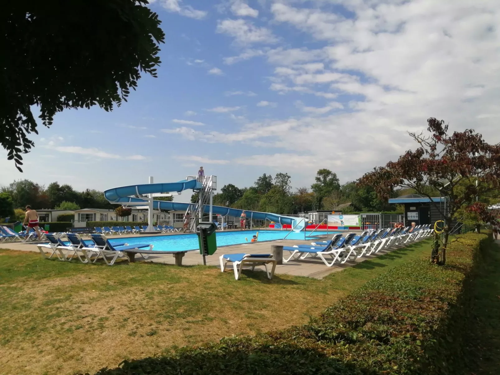 Gemütliches Chalet mit Terrasse-Buiten