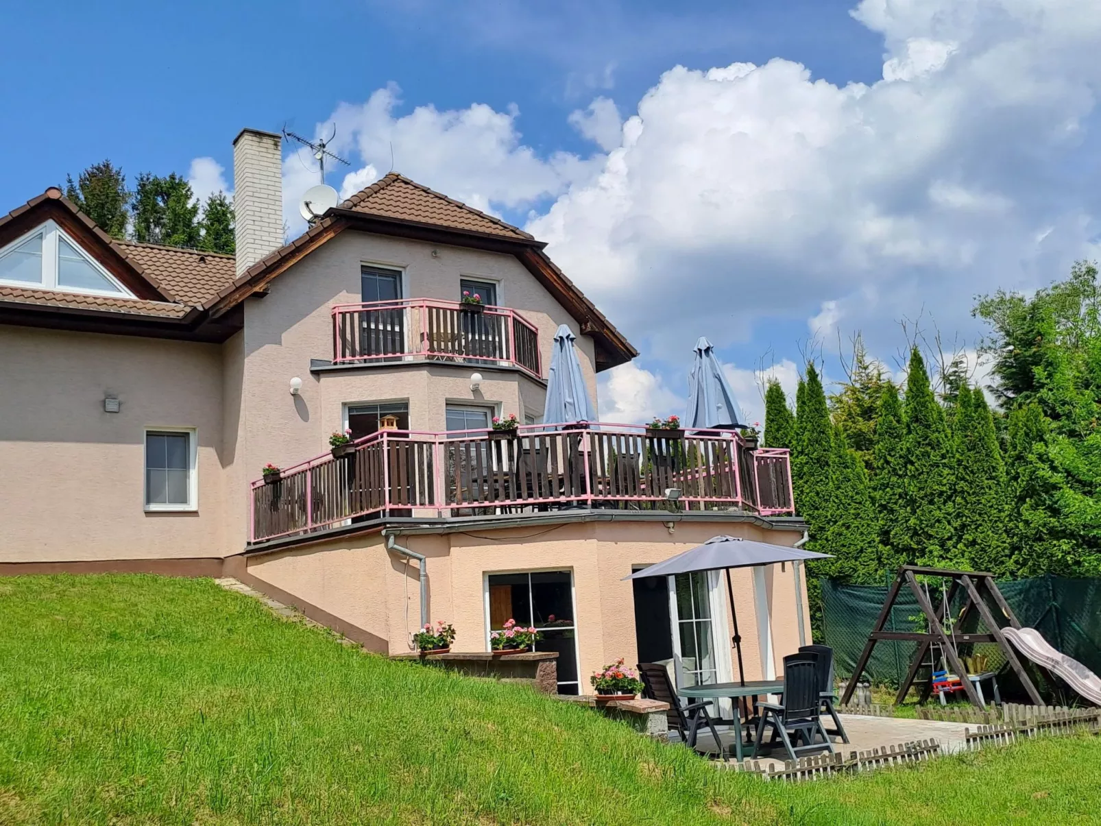 Komfortvilla in Prag, Hallenbad, Whirlpool, Sauna-Buiten