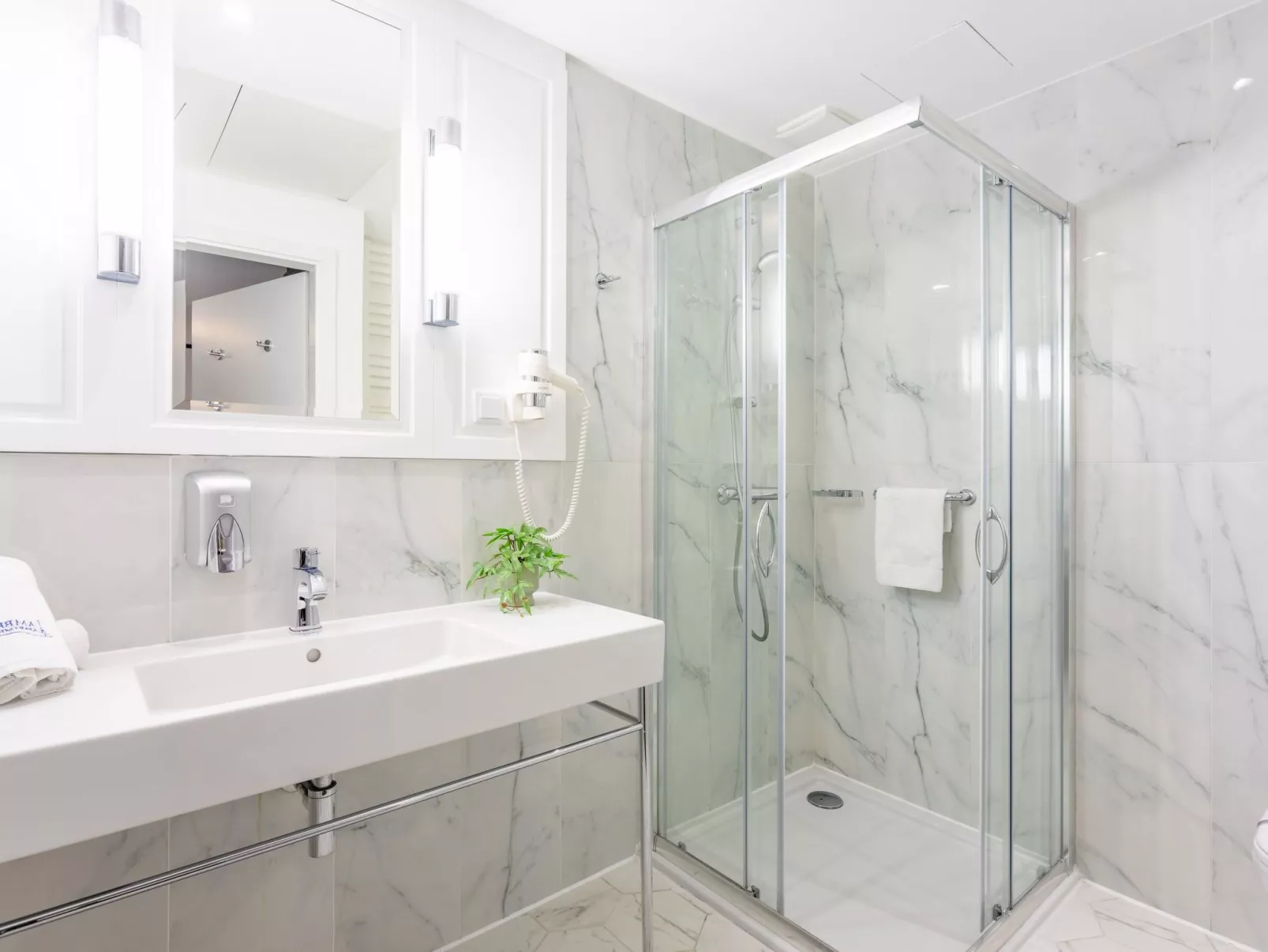 Stilvoll eingerichtete Ferienwohnung am Meer-Image-tags.info