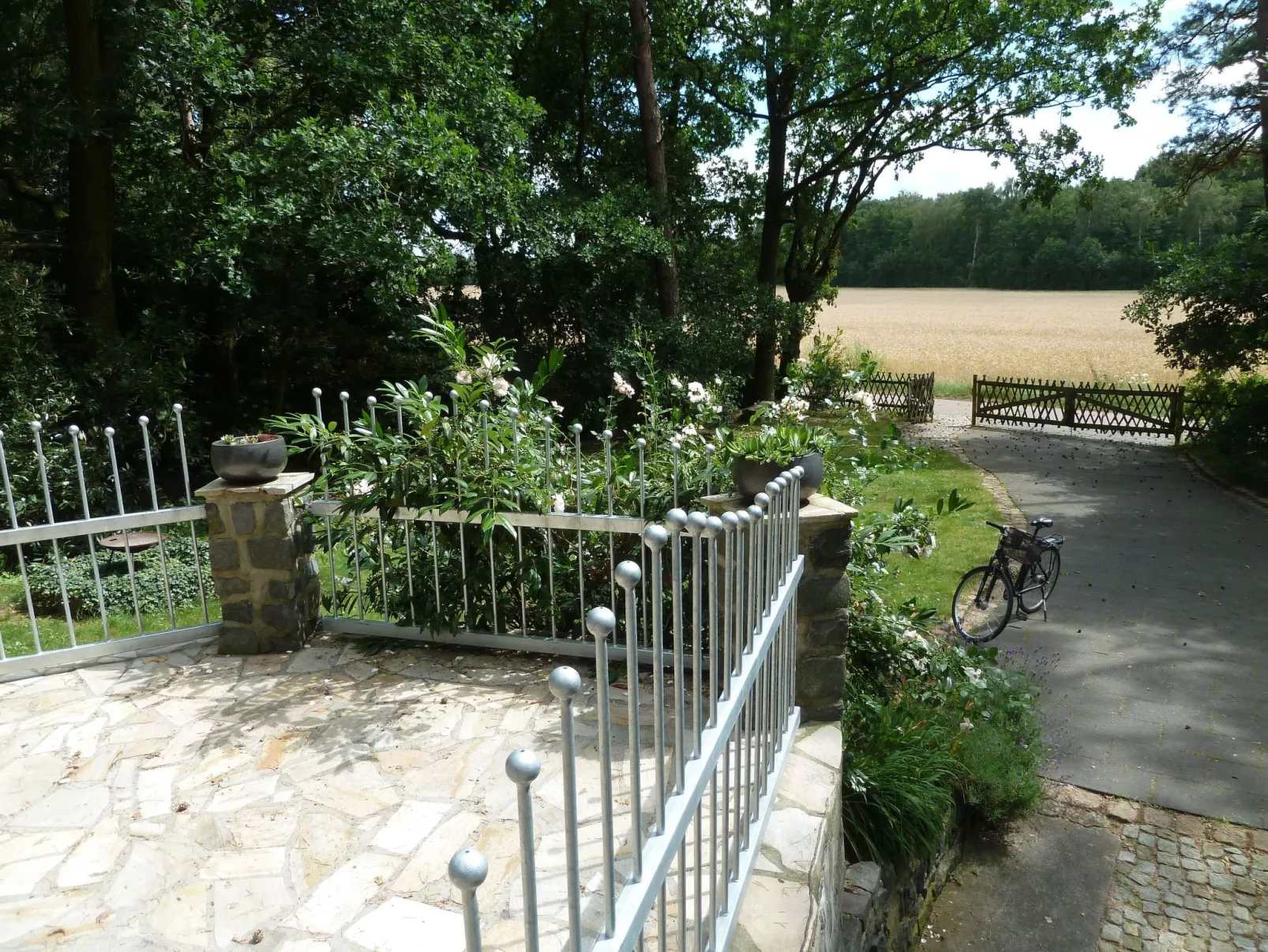 In ruhiger Lage am Waldrand mit Terrasse und großem Grundstück-Buiten