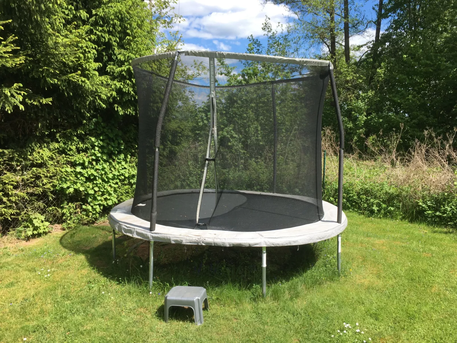 Haus mit Spielwiese-Image-tags.info