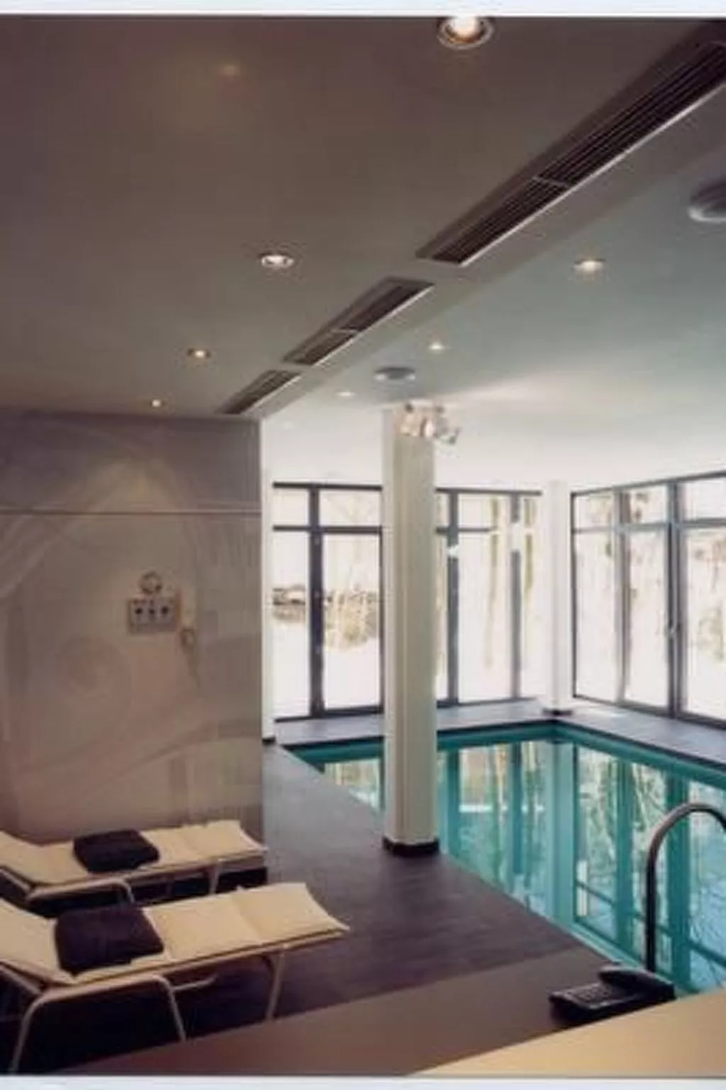 Modernes Luxusapartment am Hang, Wellnessbereich-Binnen