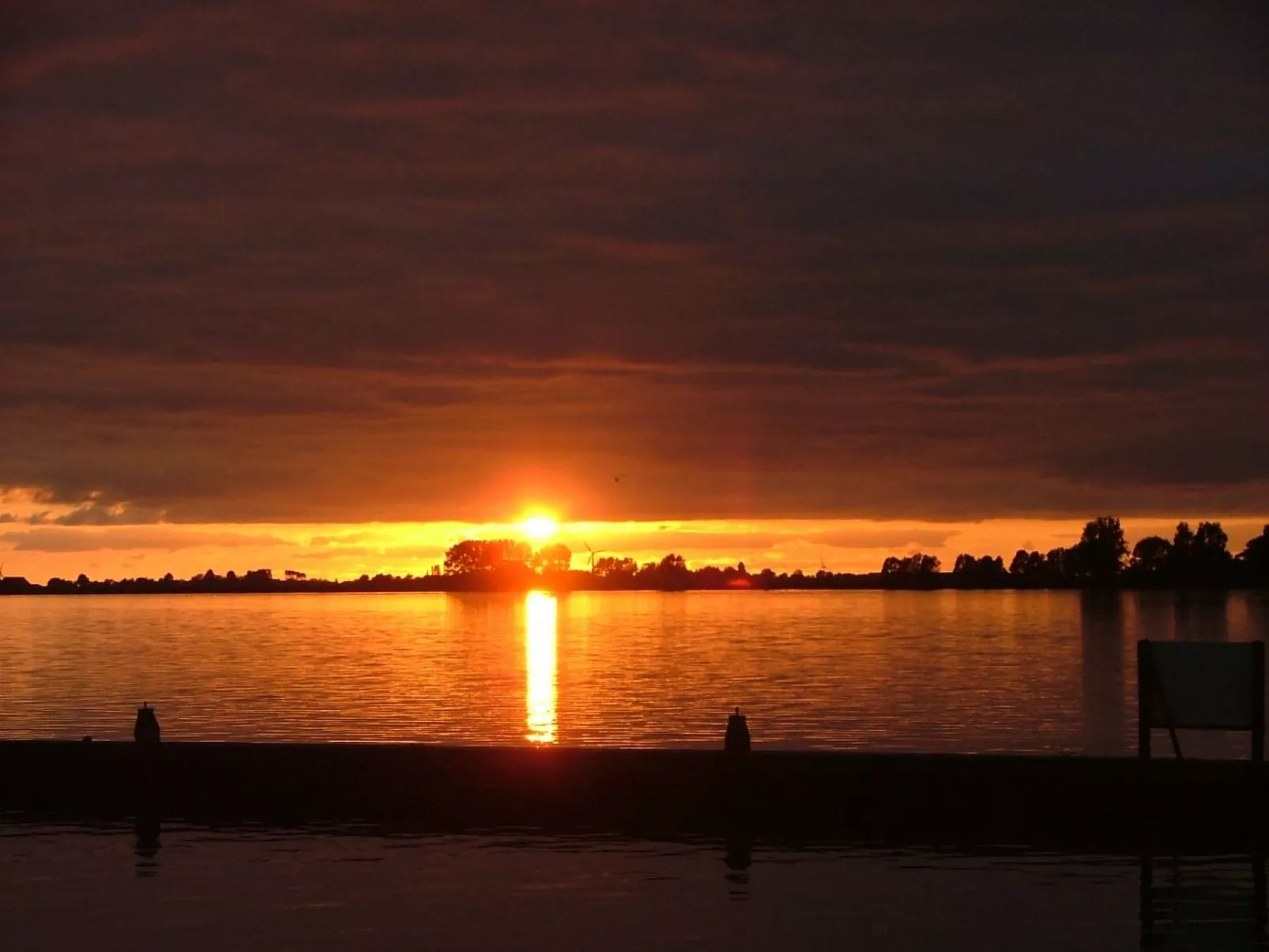 Boot "De Frijheit" mit Blick auf das Wasser-Buiten