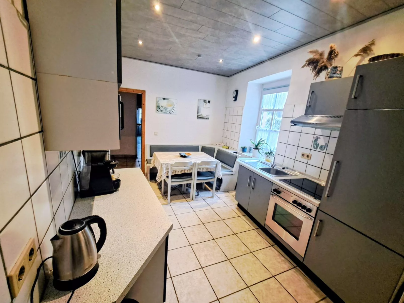 Mit Garten und Parkplatz-Binnen