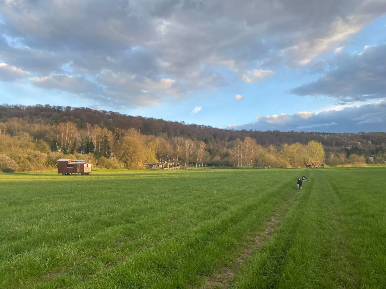 Appartement mit Balkon-Buiten