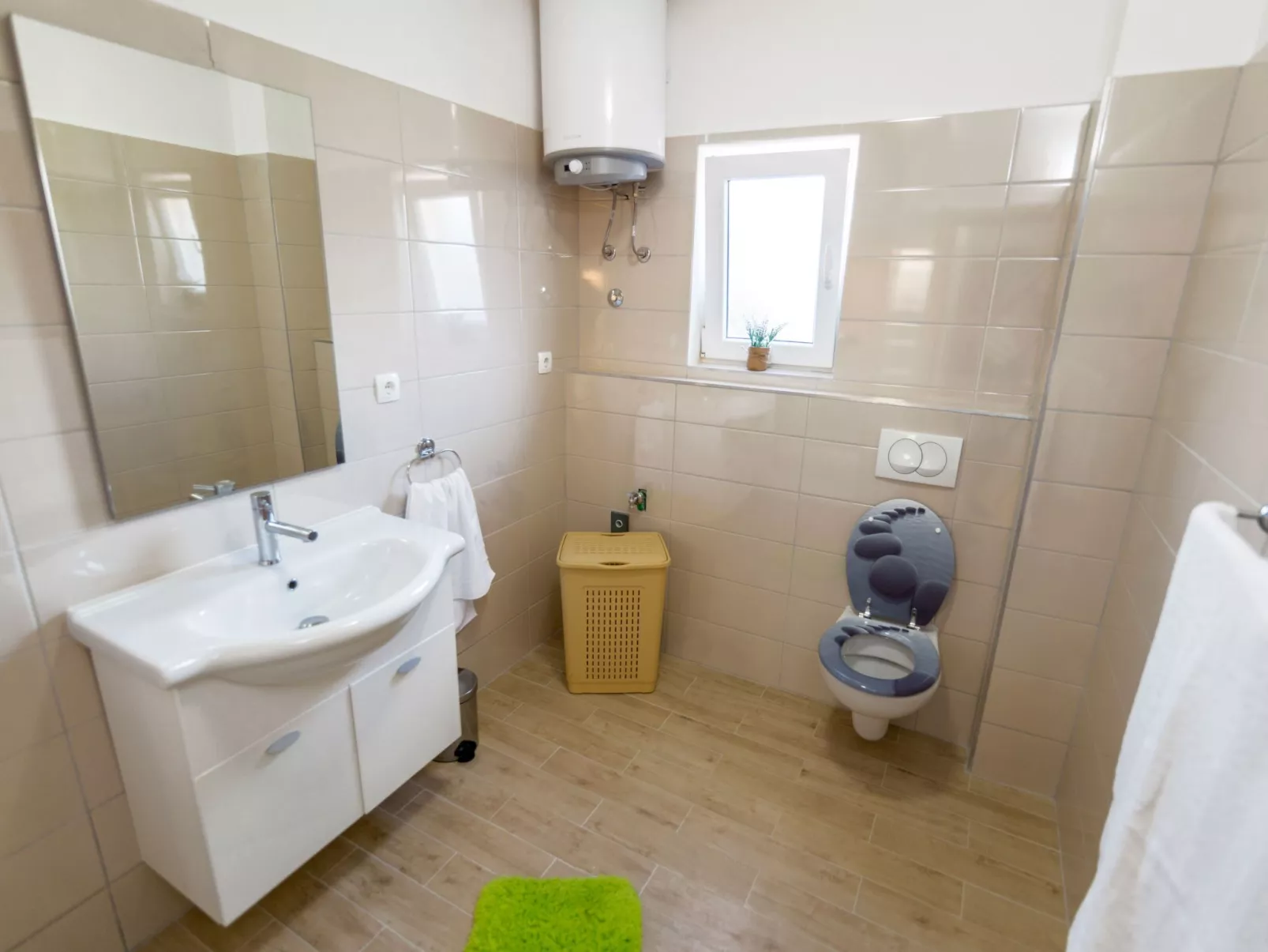 In Opanci mit beheiztem Pool, Parkplatz-Binnen