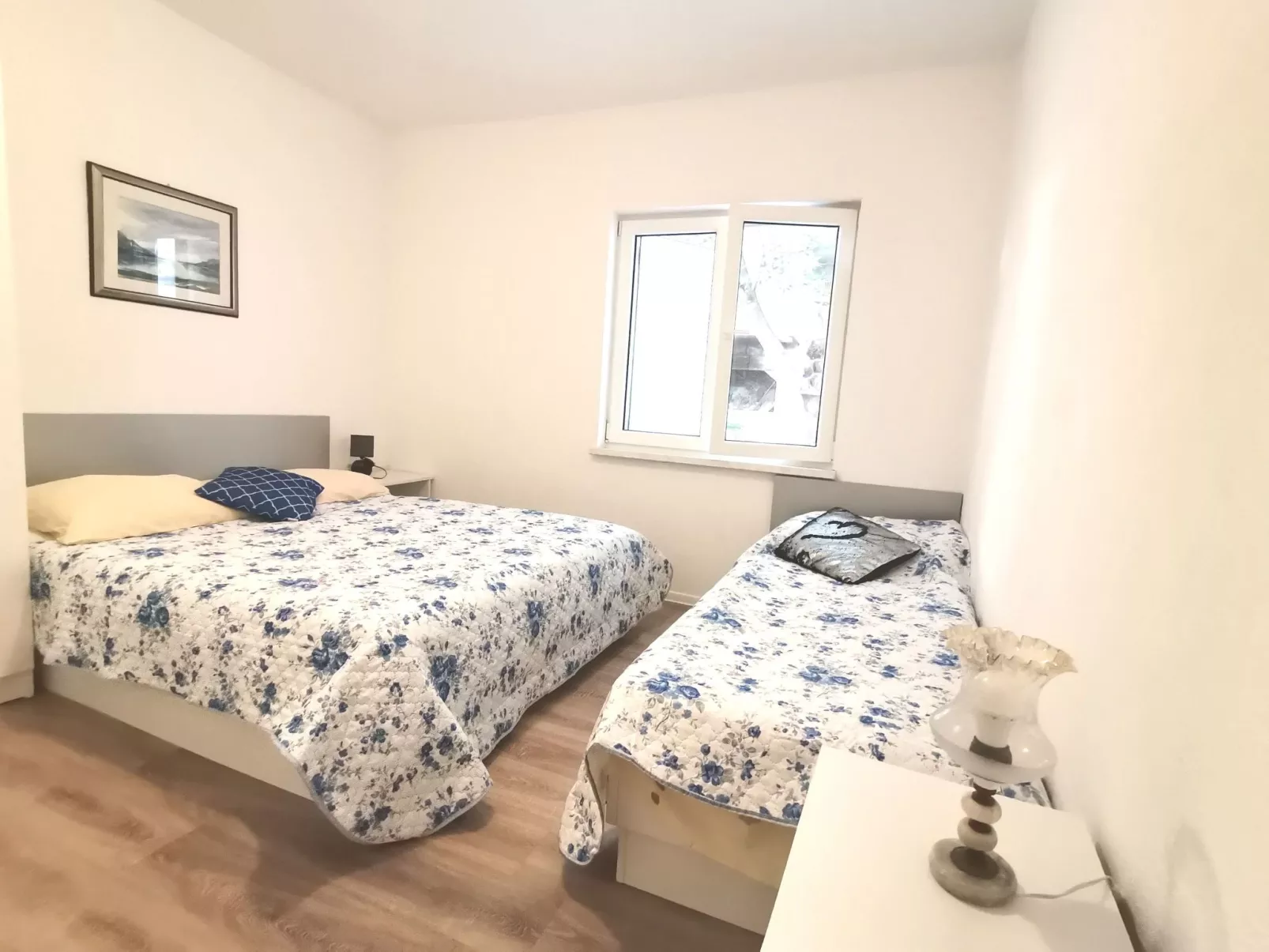 Weiße Idylle auf dem blauen Meer-Binnen