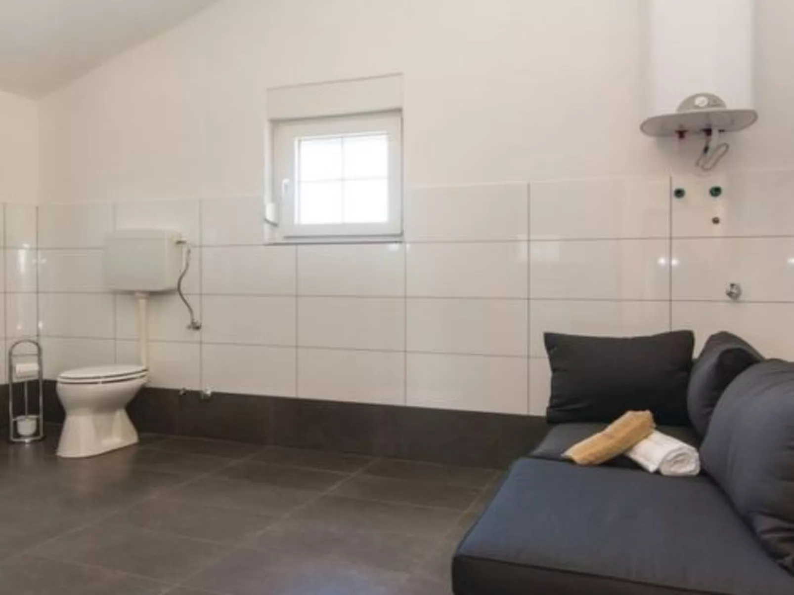 Laura mit Pool-Binnen