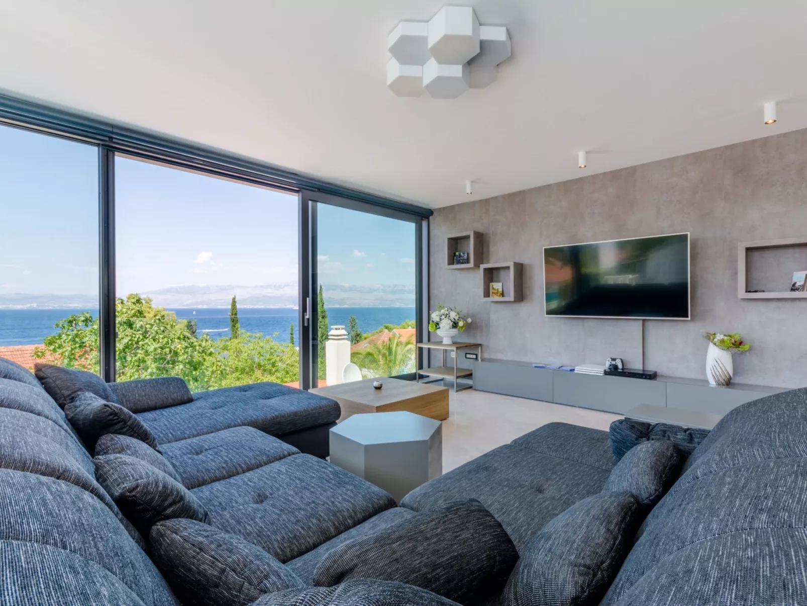 Tolles Ferienhaus in Sutivan mit Privatem Pool-Binnen