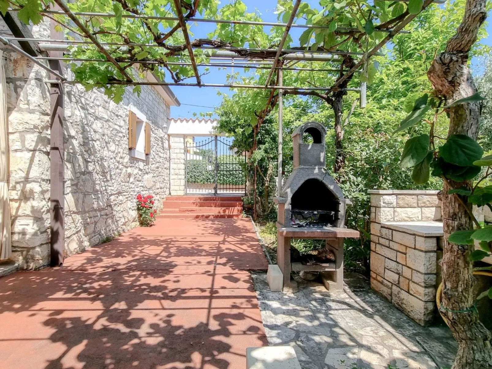 Einzimmerwohnung "Nadja 2" mit Terrasse-Buiten