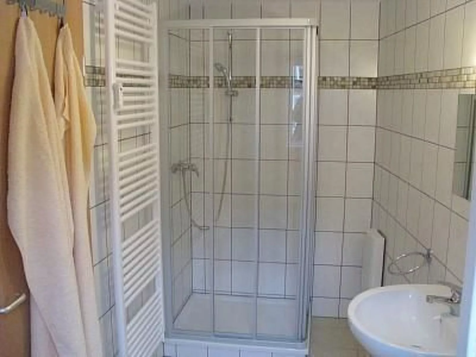 Moderne Wohnung mit Terrasse in zentraler Lage-Binnen