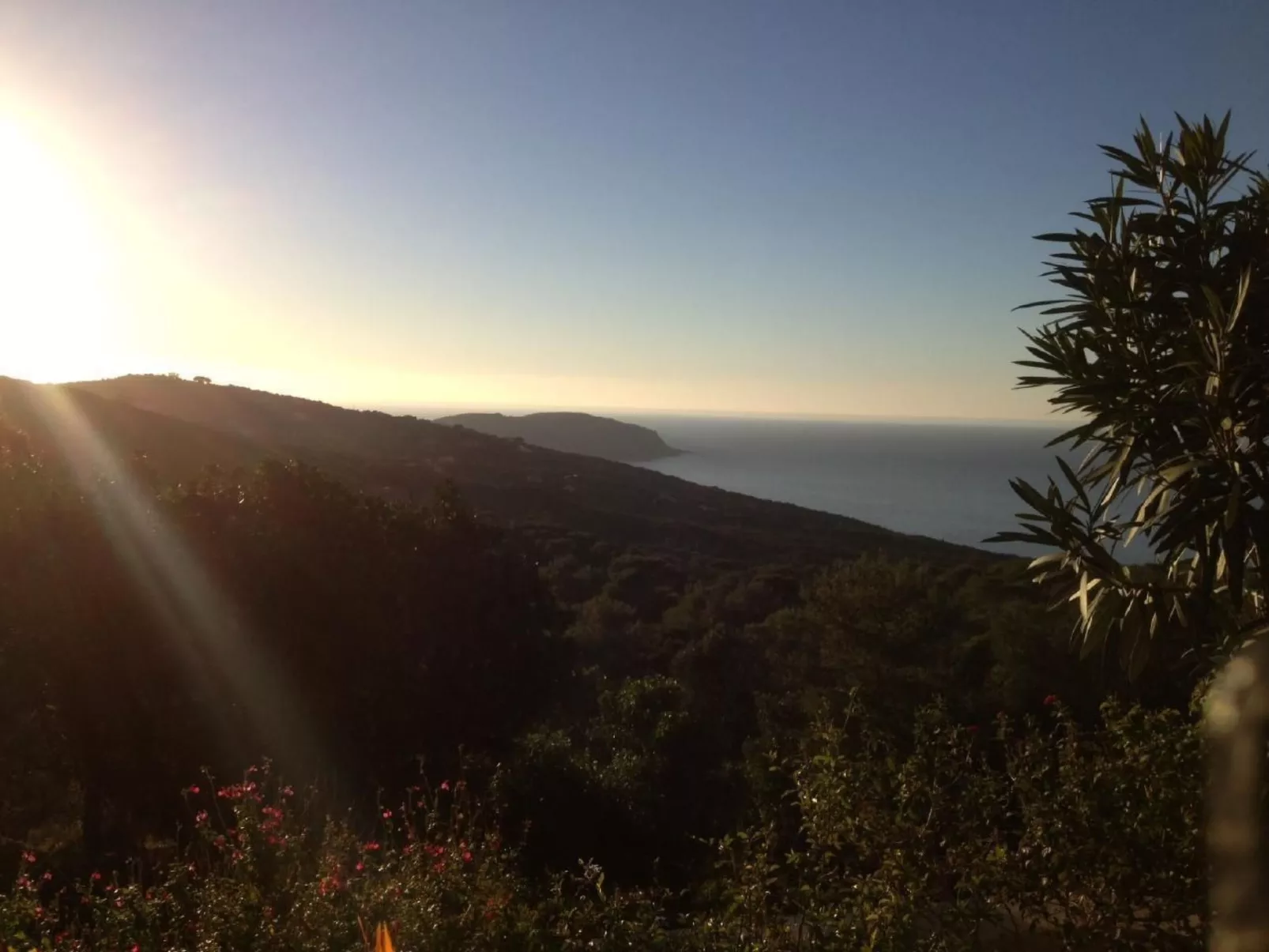 Unabhängige Unterkunft mit Meer- und Poolblick-Buiten