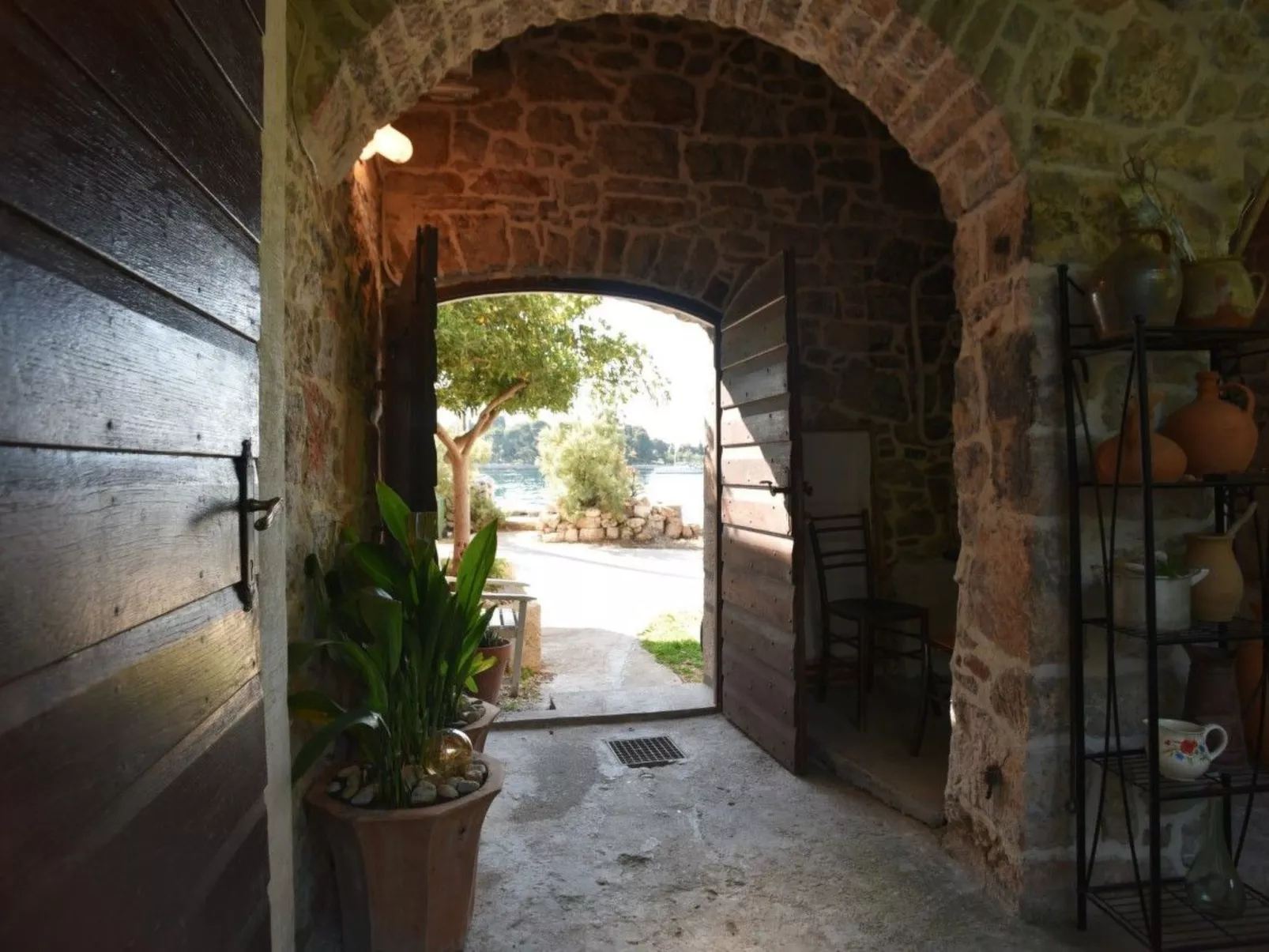 Steinhaus in Strandnähe mit Whirlpool-Buiten