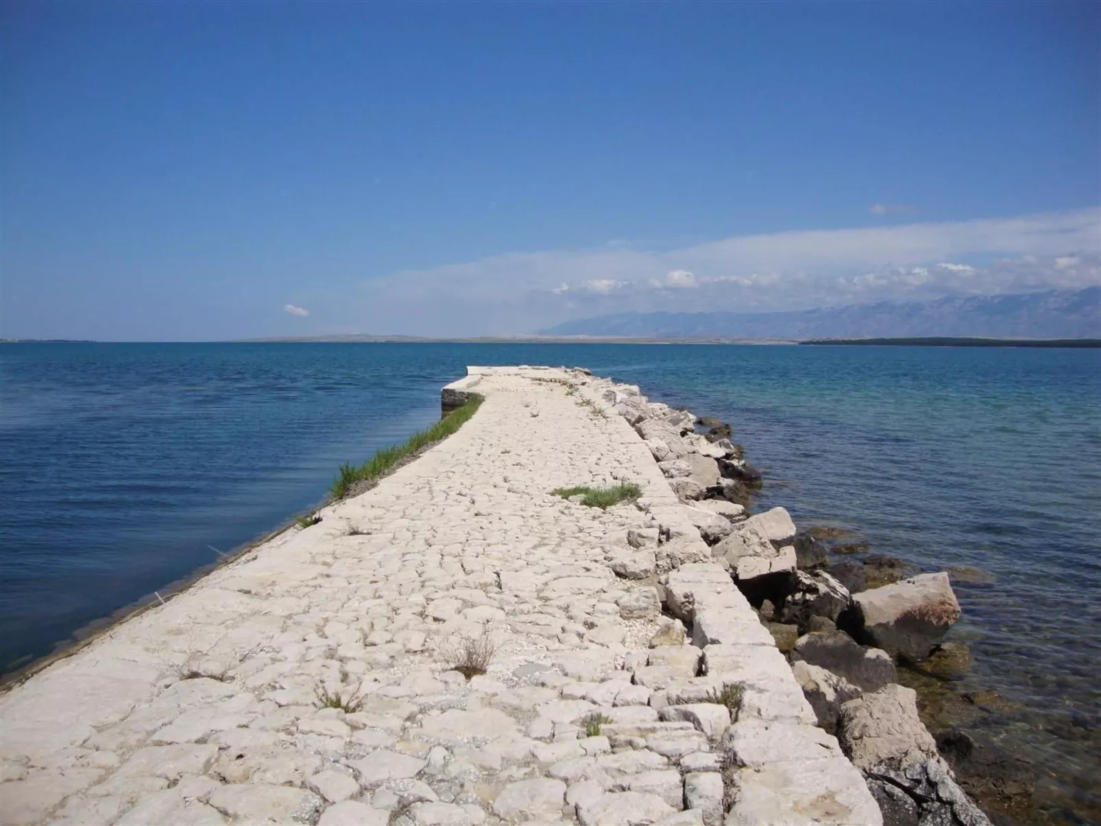Am Fluss gelegenes Haus mit Galerieschlafplätzen-Buiten