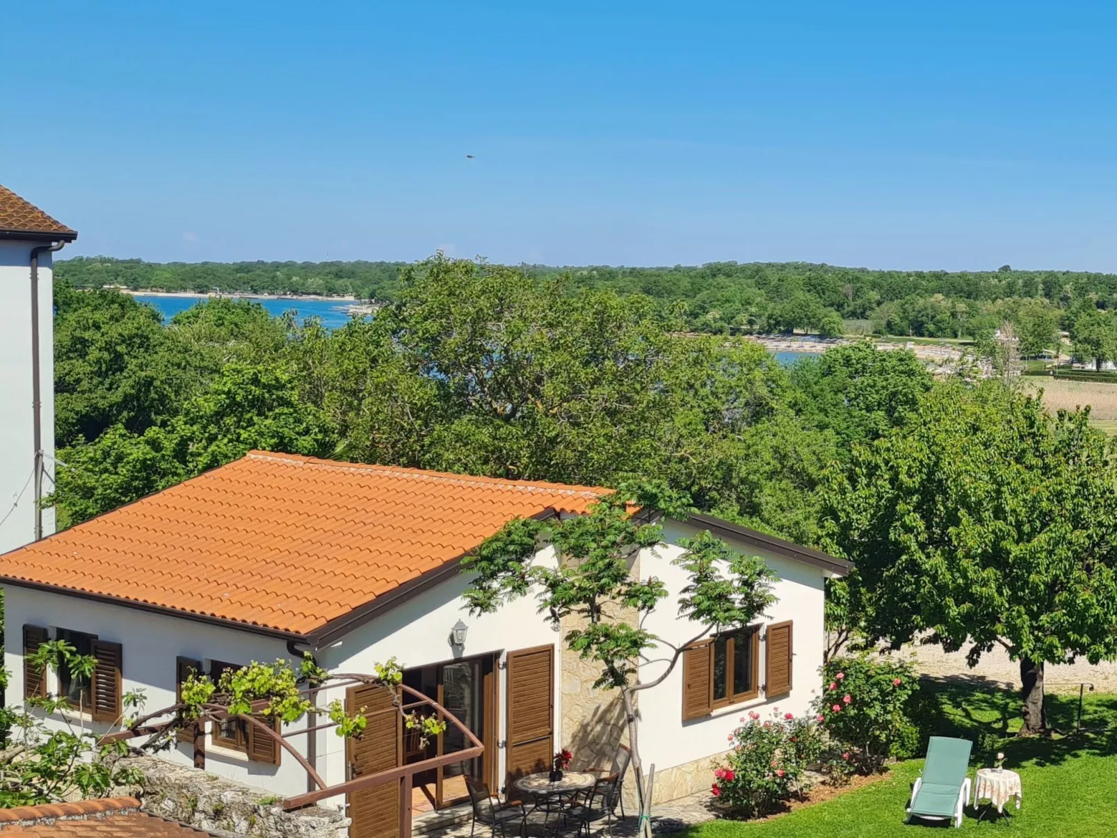 Freistehender Bungalow Perla mit Garten und Grill-Buiten