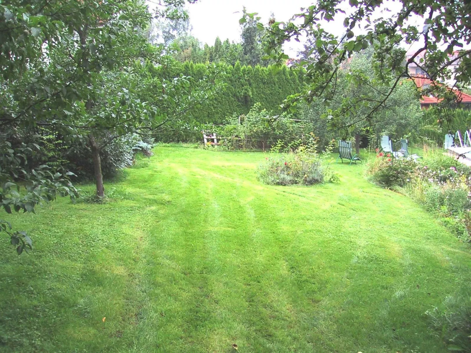 Mit großem Garten und Gemeinschaftspool-Buiten