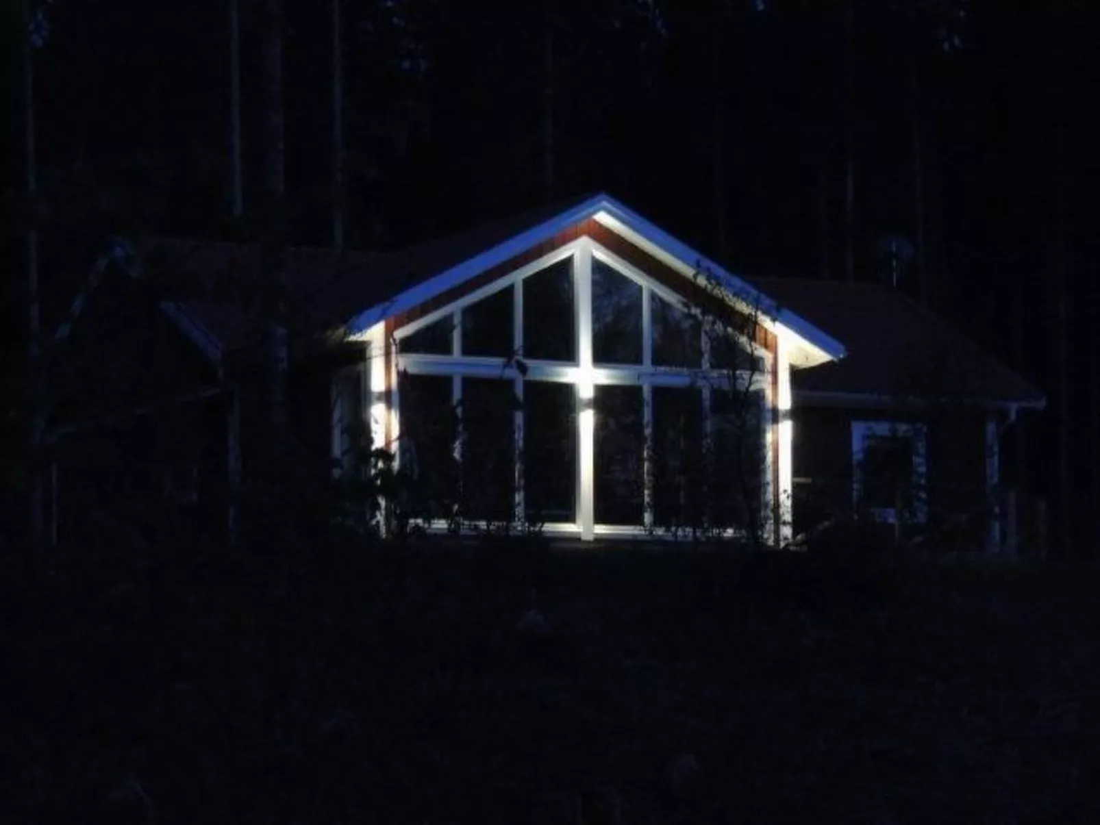Modernes Haus mit hellem Dekor, mit Blick auf den See-Buiten