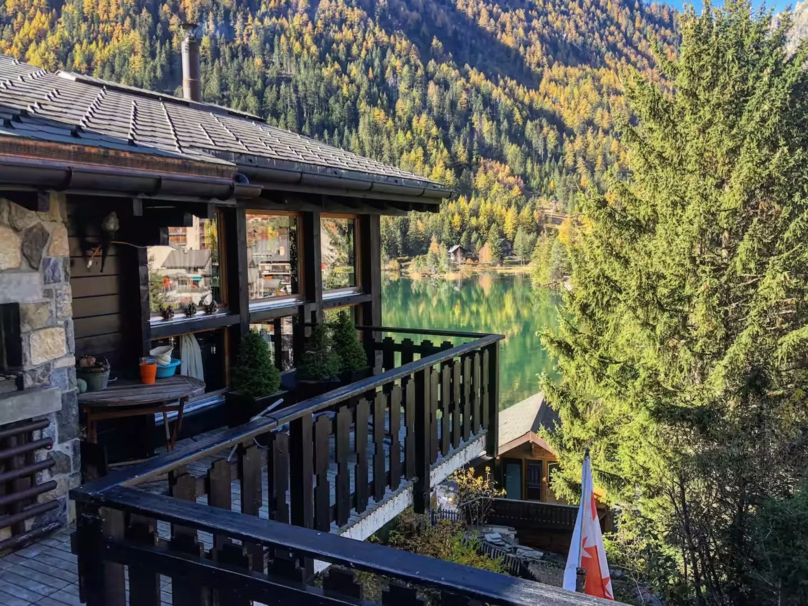 Chalet mit Seeblick, Jacuzzi, Sauna und Garten-Buiten