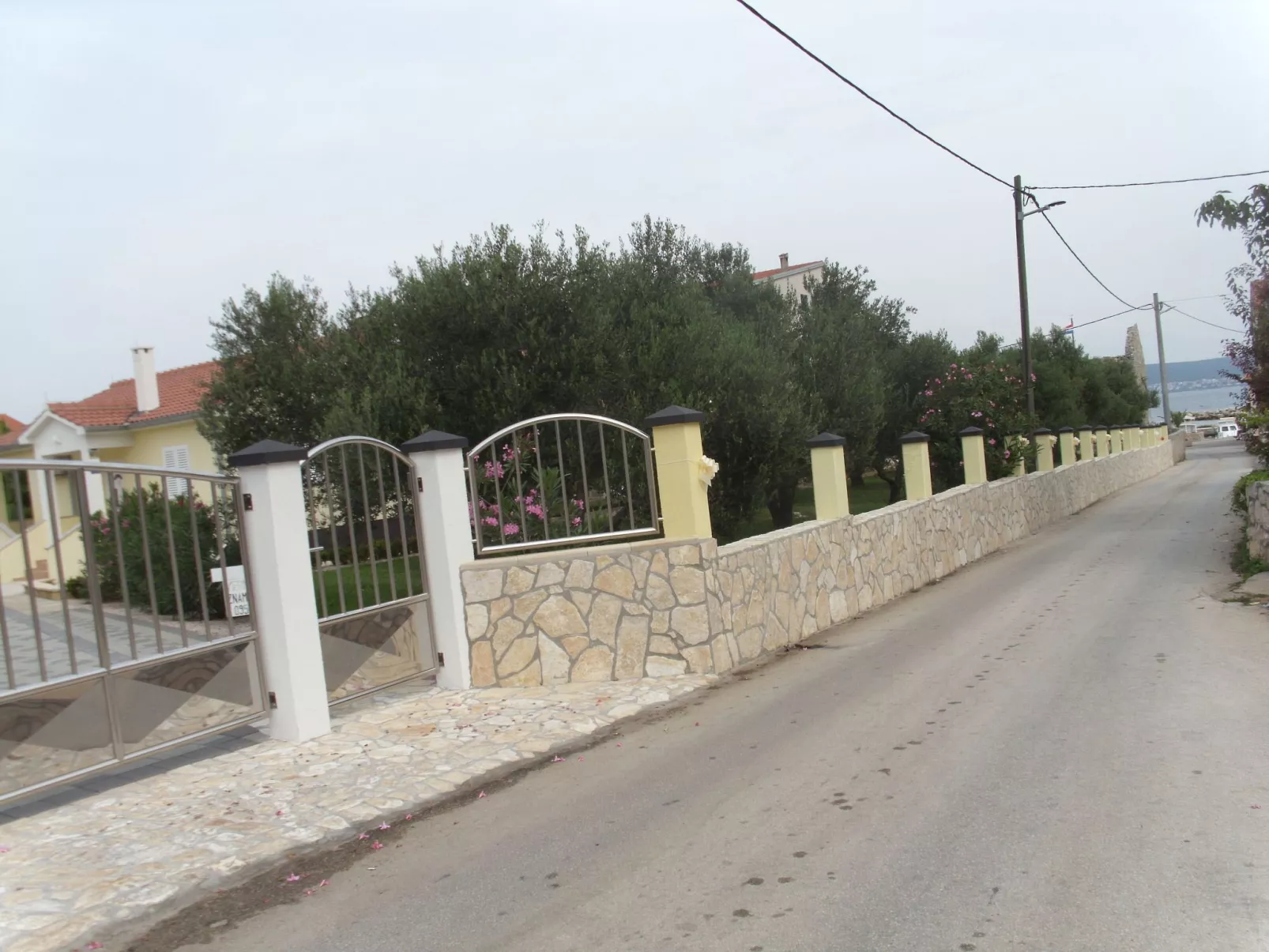 Modernes Ferienhaus in Dobropoljana mit Terrasse, Garten und Grill-Buiten