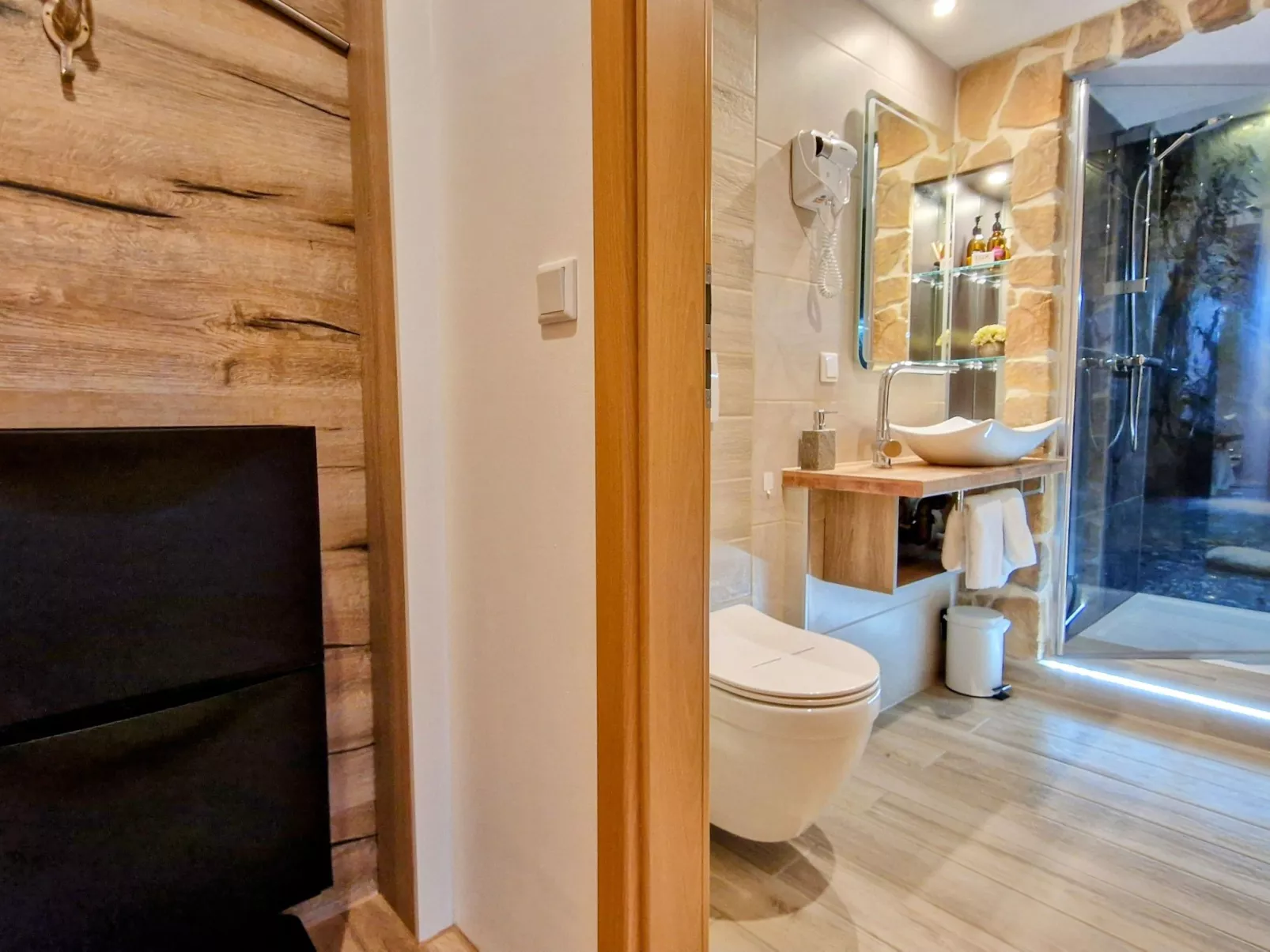 Studio mit Küche, Bad und Süd Balkon und Bergblick-Binnen