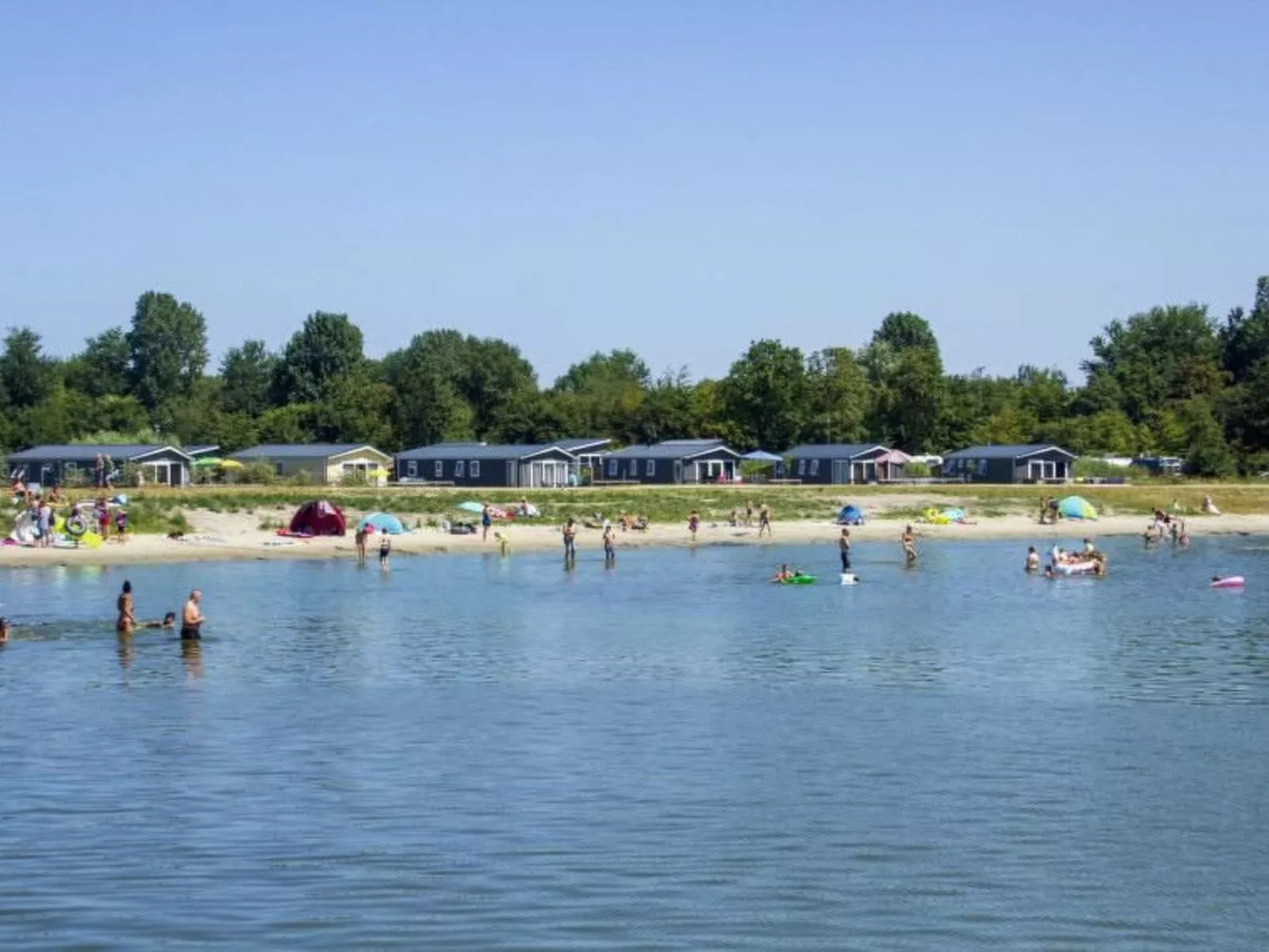 Chalet in Strandnähe-Buiten