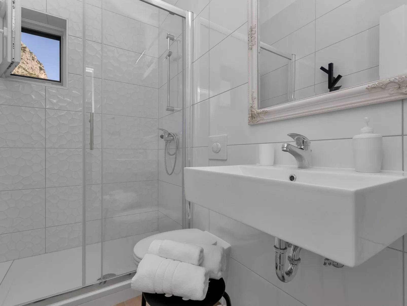 Alleinstehendes Ferienhaus mit Pool und drei Sch-Binnen