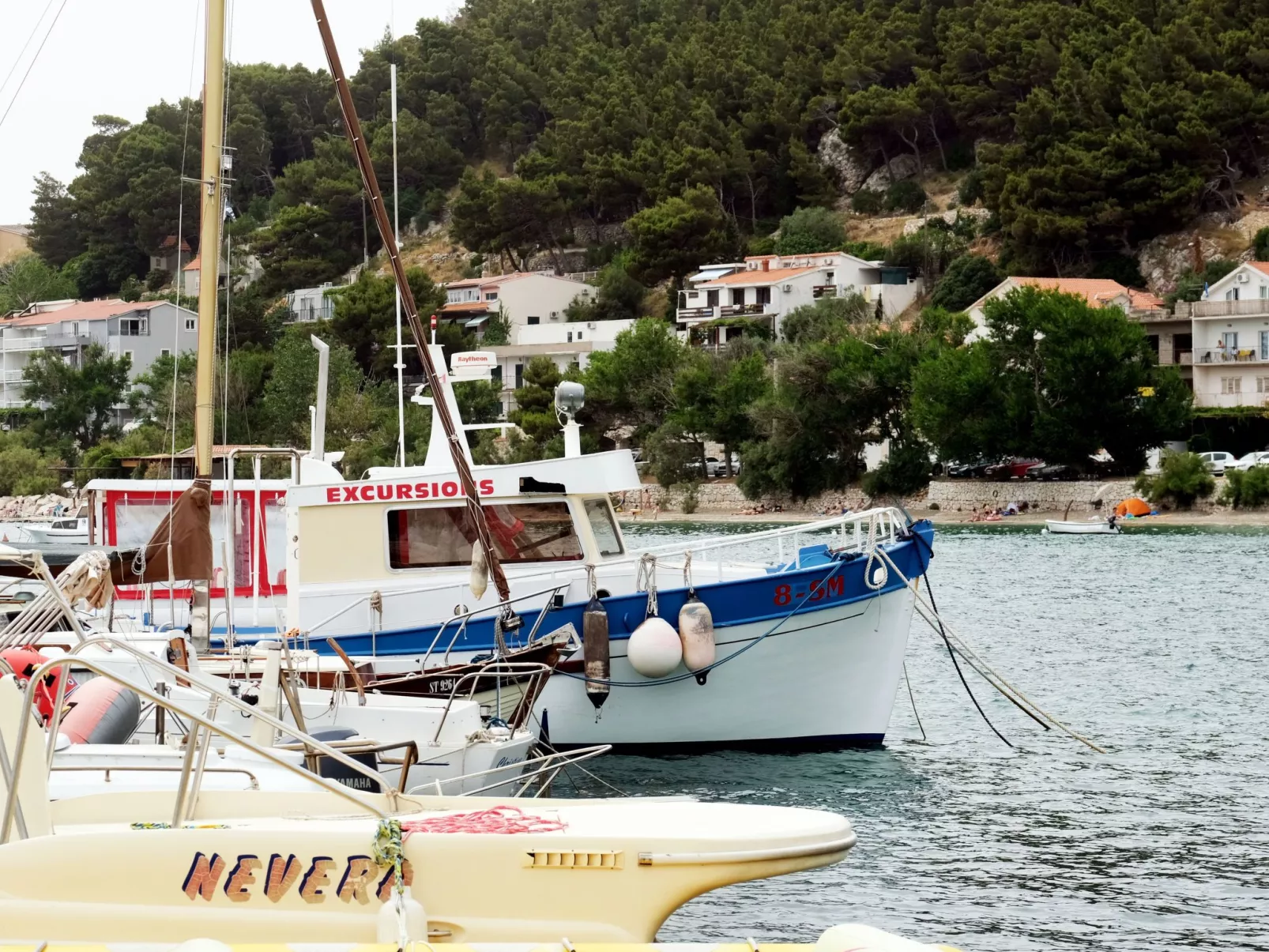 Große Ferienwohnung in Duće mit Privatem Balkon und Meerblick-Buiten
