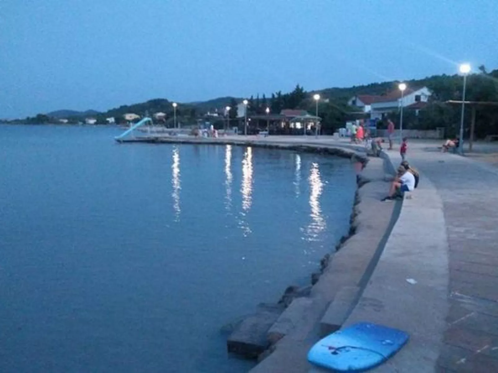 Für sechs Personen mit Terrasse im Erdgeschoss gelegen-Buiten