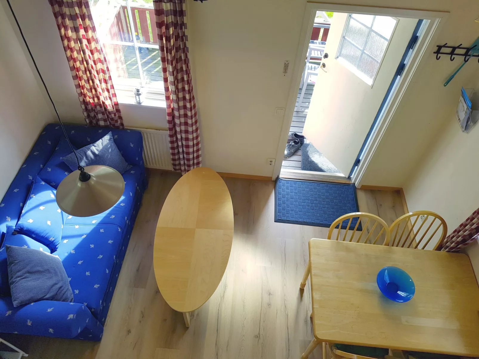 Holzhaus mit überdachter Terrasse-Binnen