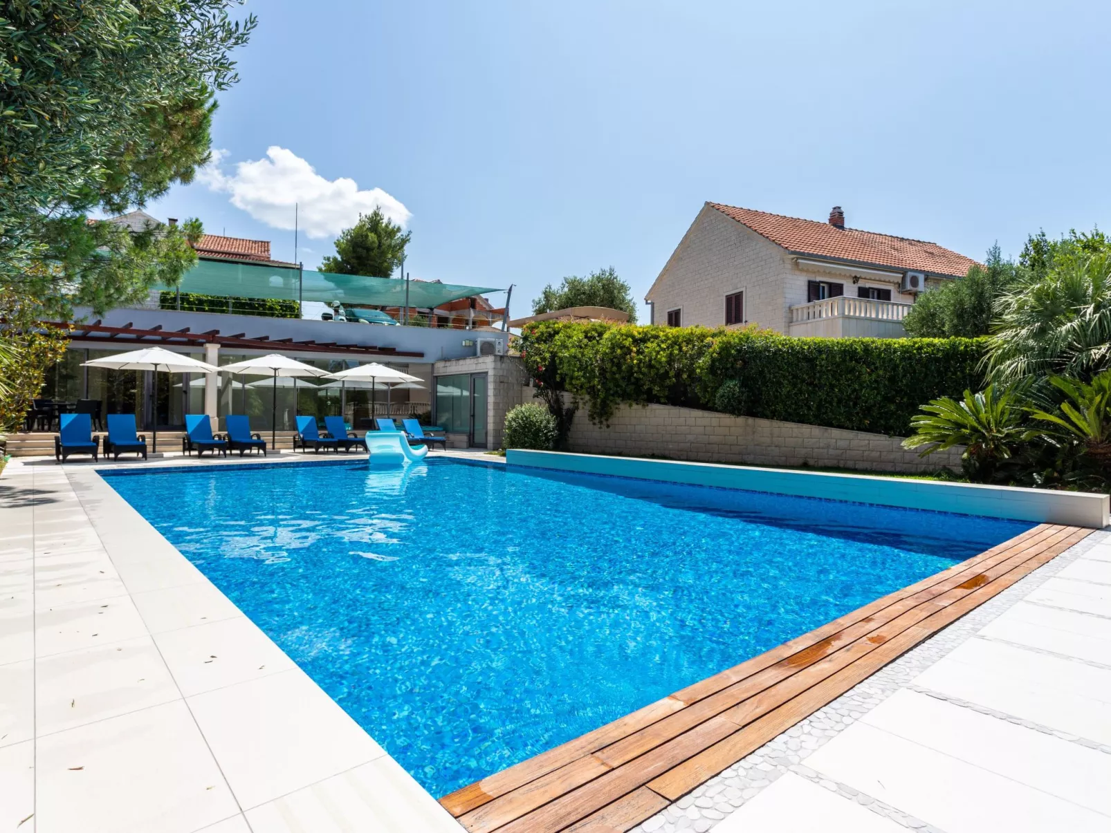 Große Ferienwohnung mit Pool, Garten und Terrasse-Buiten
