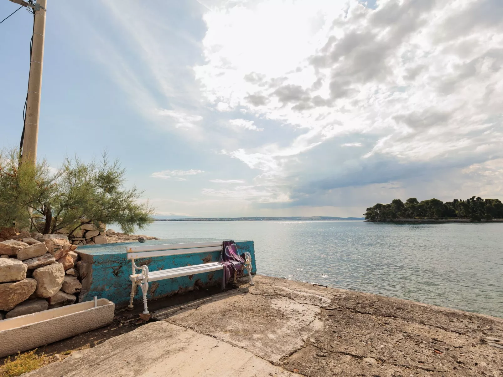Traditionelles Steinhaus am Meer in Preko-Buiten