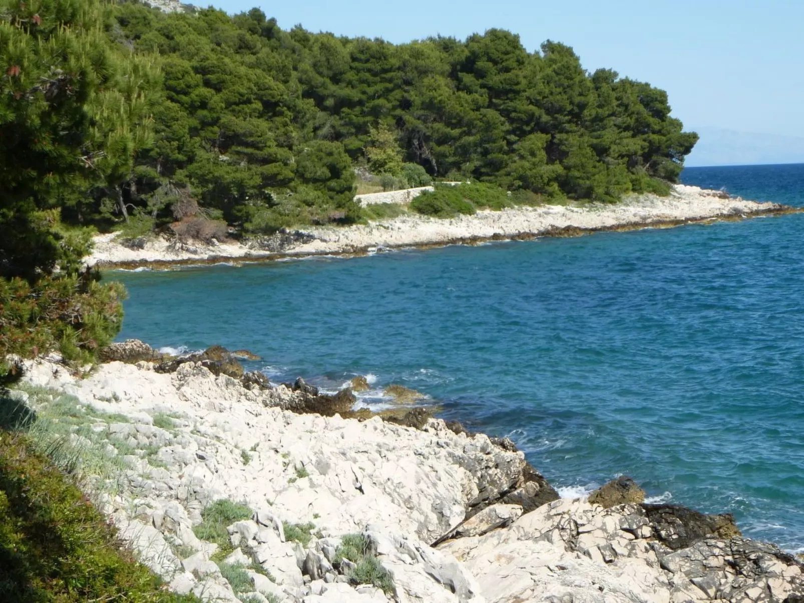 Klimatisierte Ferienwohnung in Okrug Gornji mit Gepflegtem Garten und Seeblick-Buiten