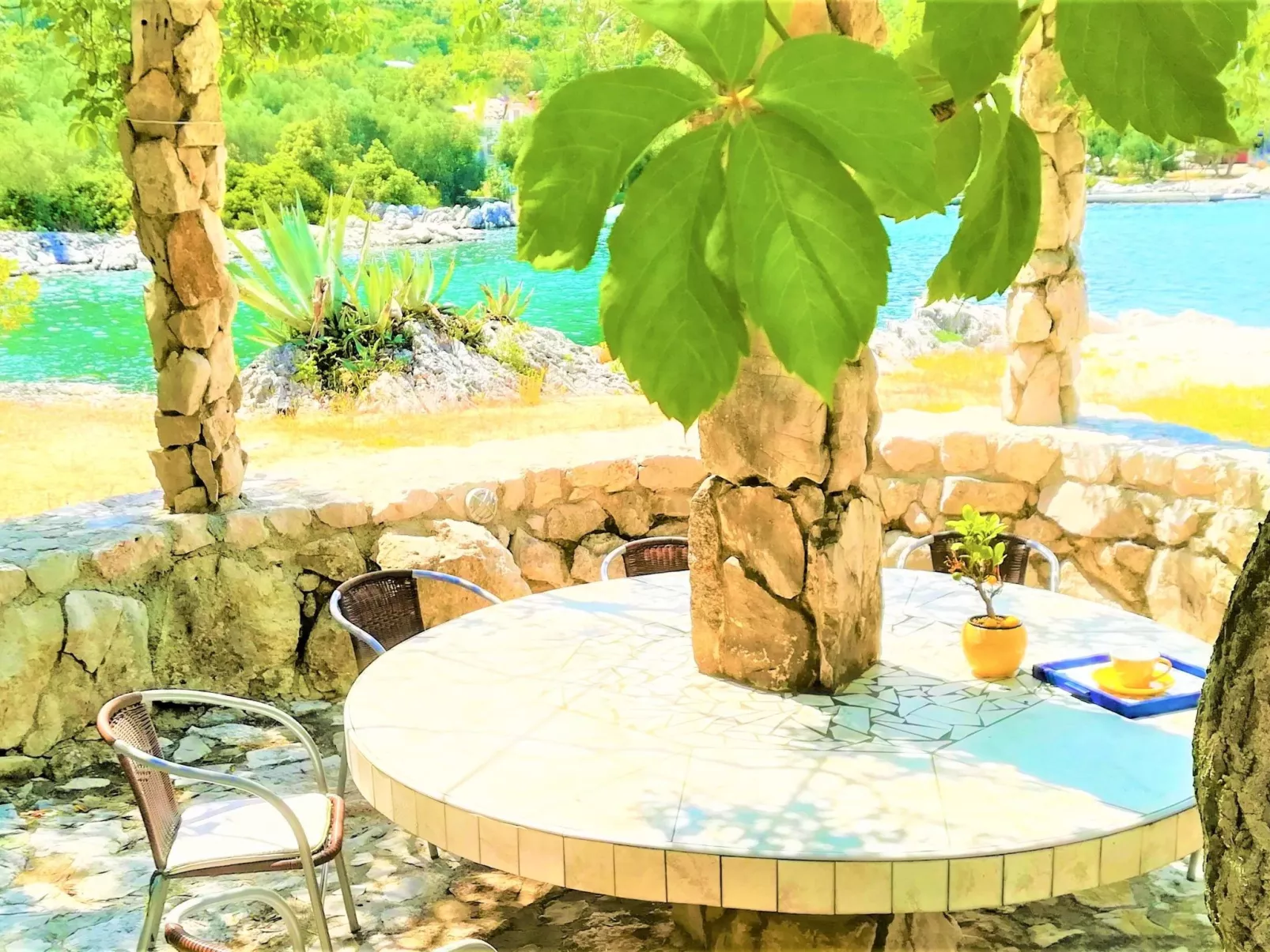 Anwesen mit Blick auf das Wasser-Image-tags.info