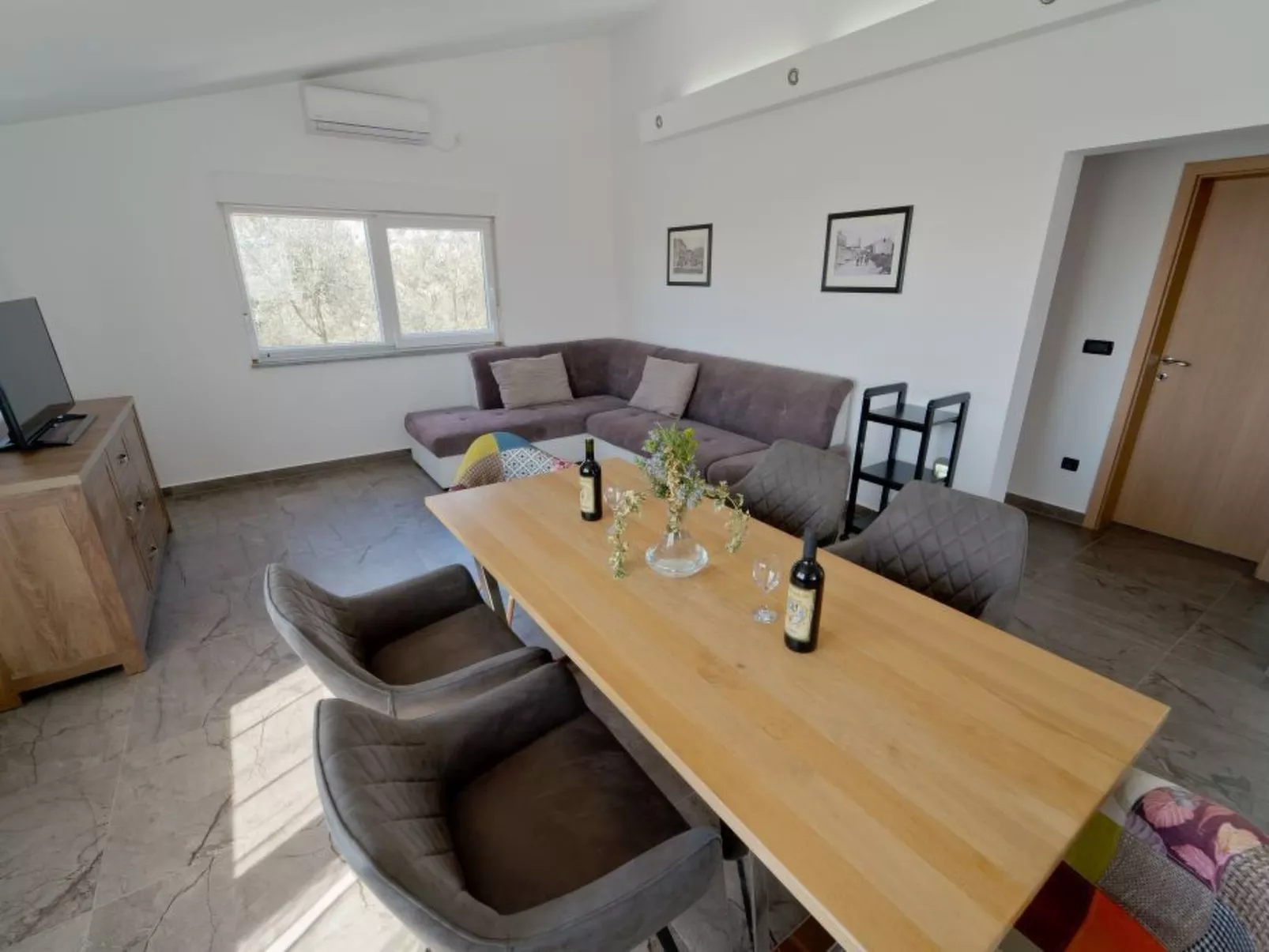 Mit privatem beheiztem Schwimmbad-Binnen