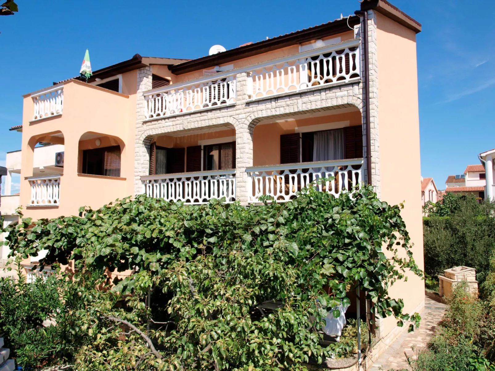 Wohnung in Fažana mit Grill, Garten und Terrasse-Image-tags.info