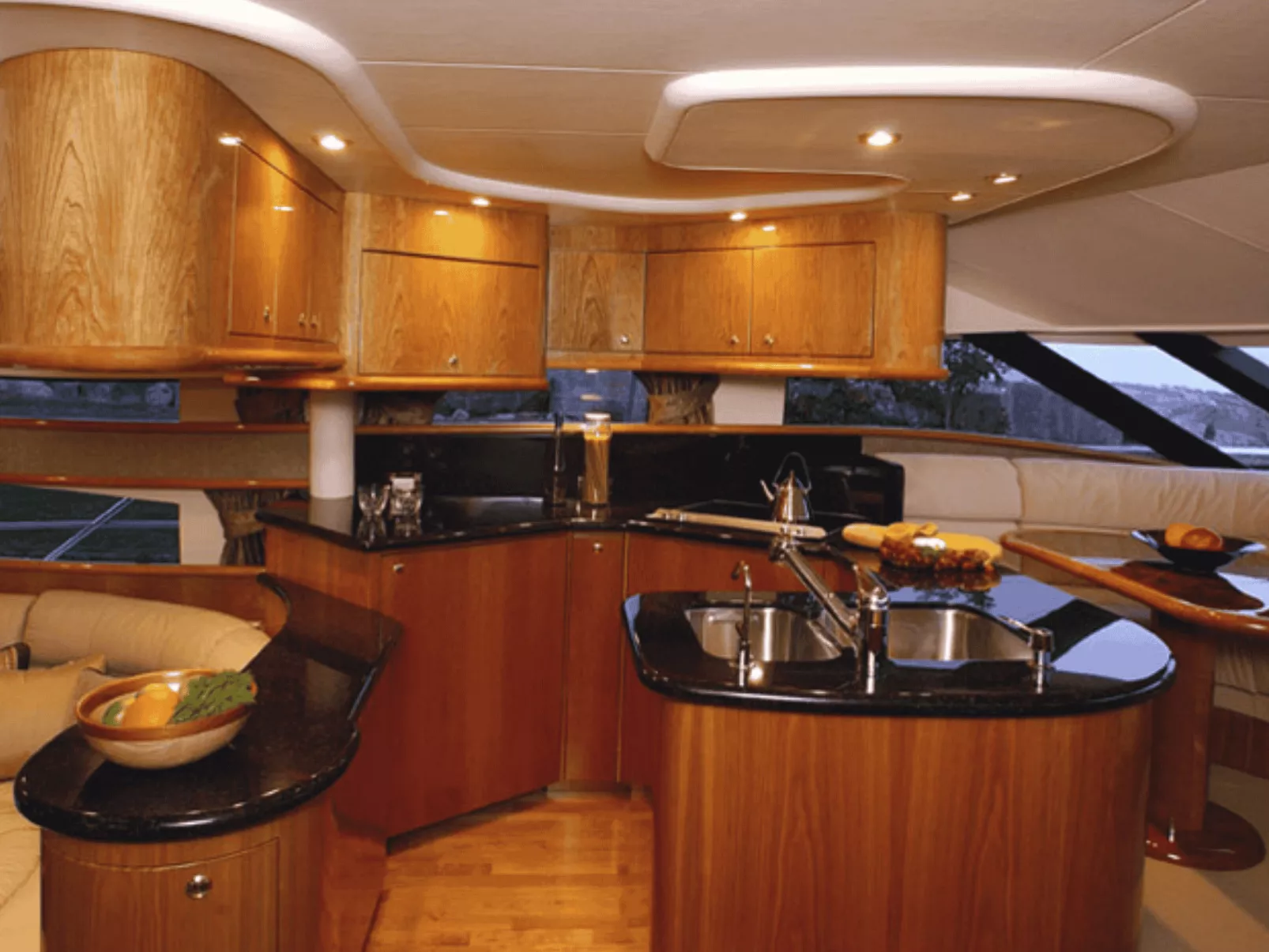 Hausboot mit Blick auf das Wasser-Binnen