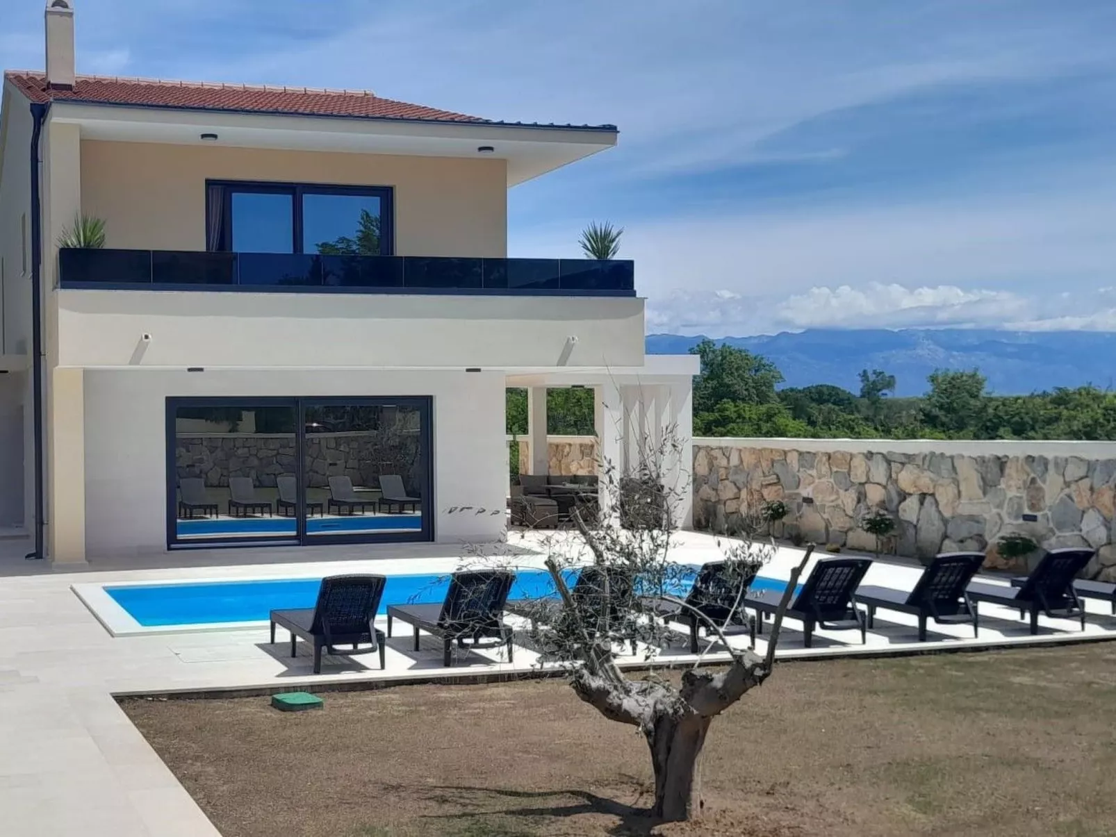 Neue Luxusvilla mit Pool - Agentur TA Leut-Image-tags.info