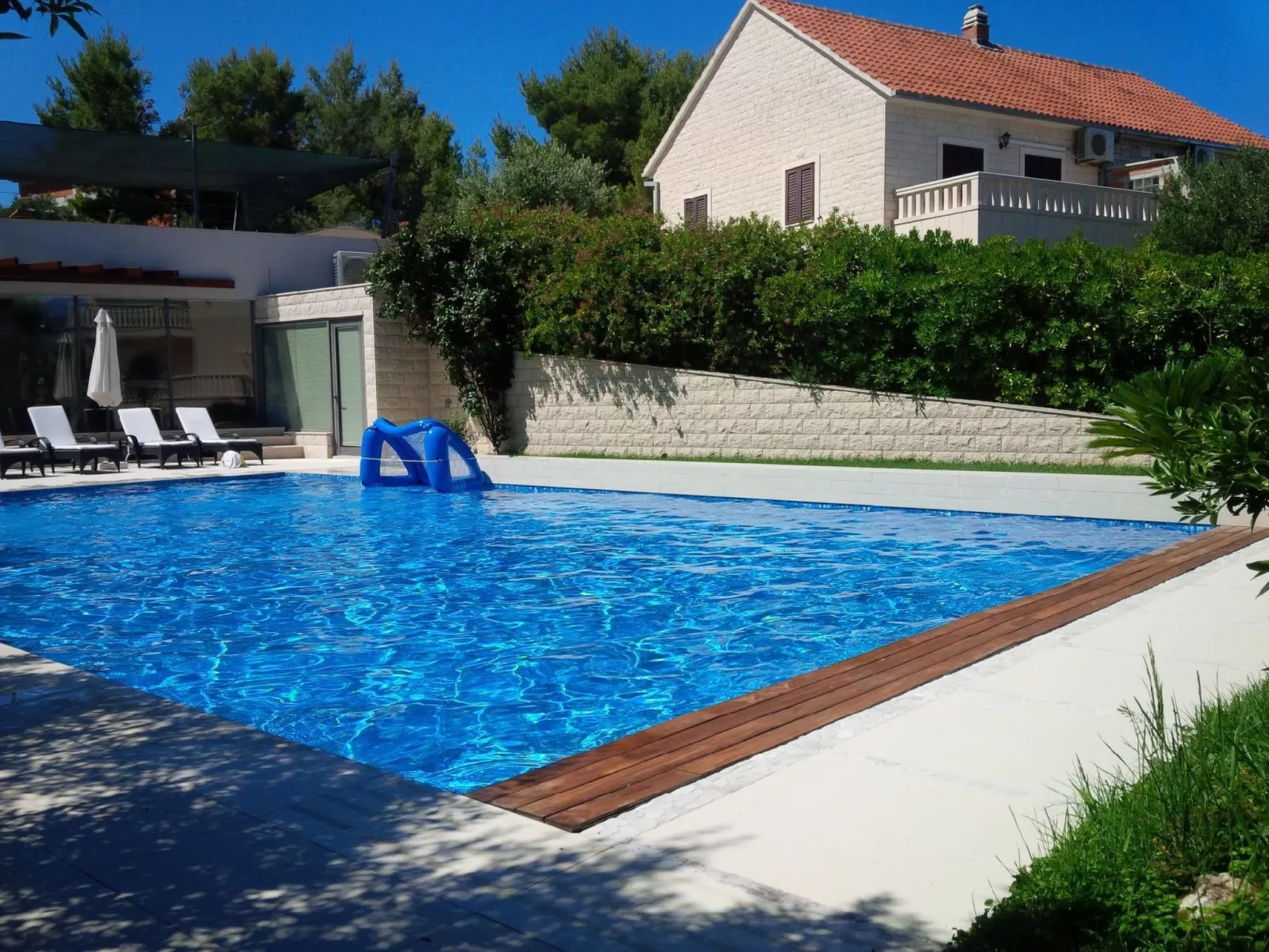 Luxuriöse Ferienwohnung mit Poolblick-Buiten