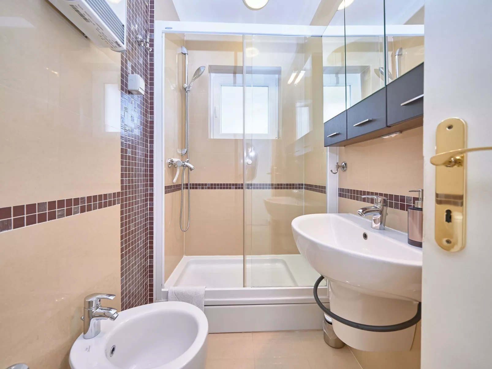 Andrea mit Stadtblick-Binnen