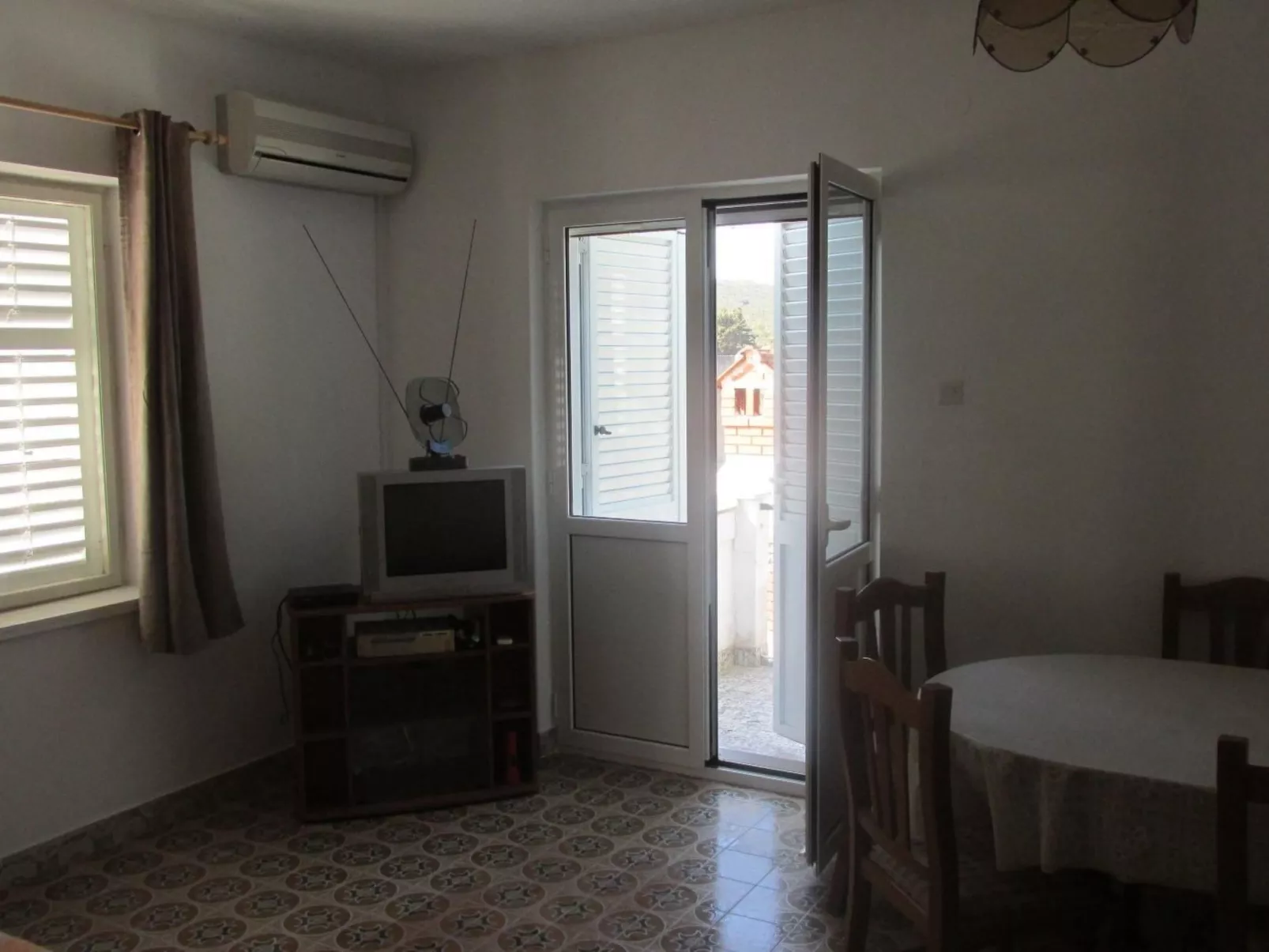 Haus in Ugljan mit Terrasse, Garten und Barbecue-Binnen